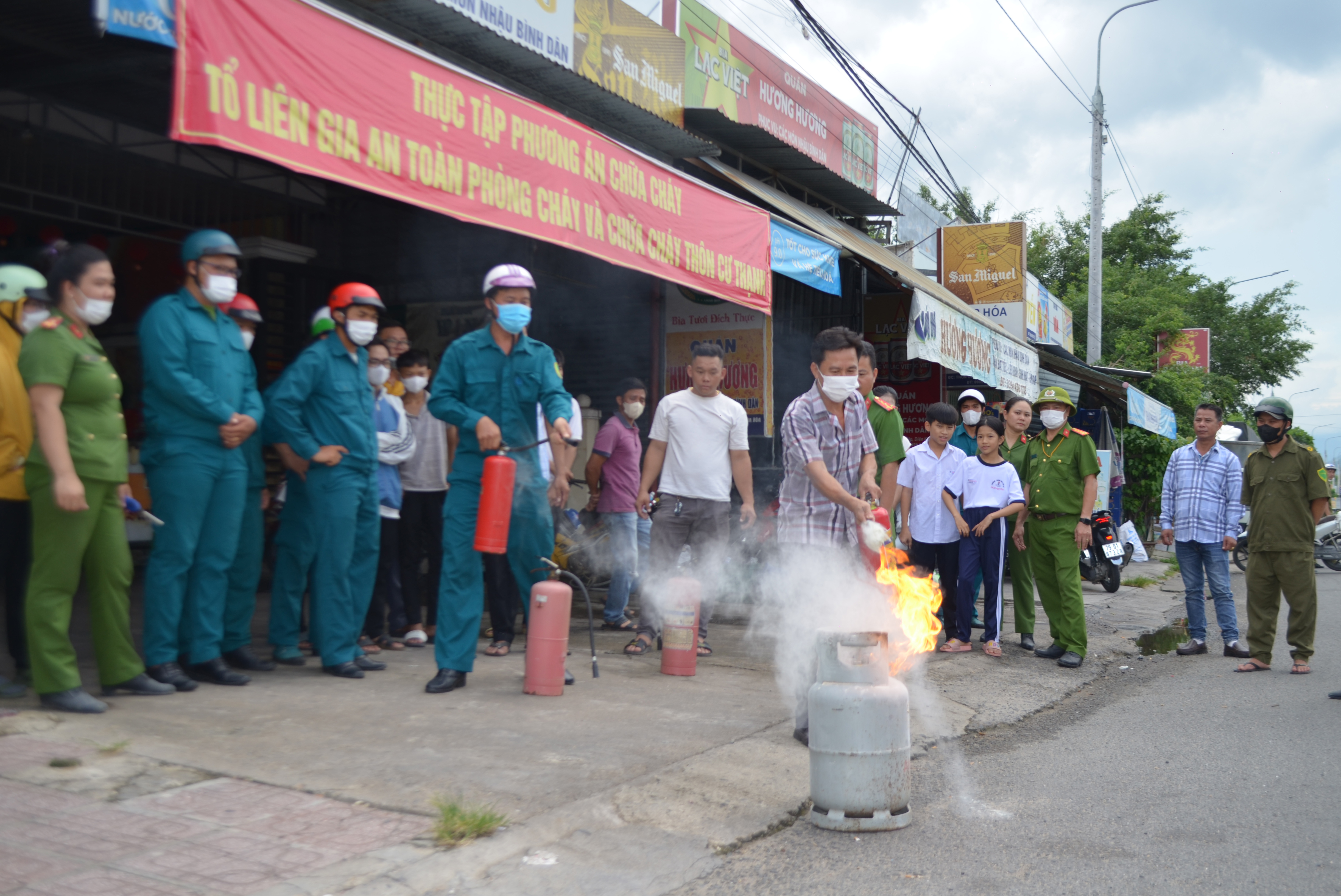 Hơn 100 người tham gia diễn tập phòng cháy chữa cháy và cứu nạn cứu hộ tại khu dân cư