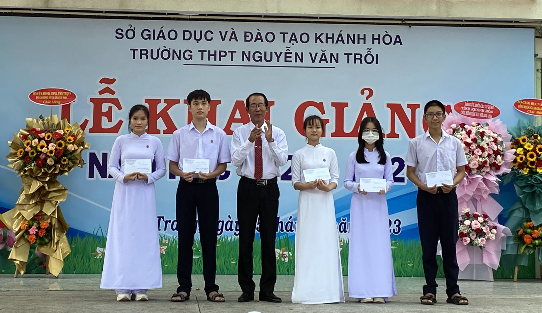 Các em học sinh đạt điểm cao trong kỳ thi tuyển sinh lớp 10 vào trường nhận học bổng từ 
Giáo sư, tiến sĩ Nguyễn Minh Hà - Hiệu trưởng Đại học Mở
