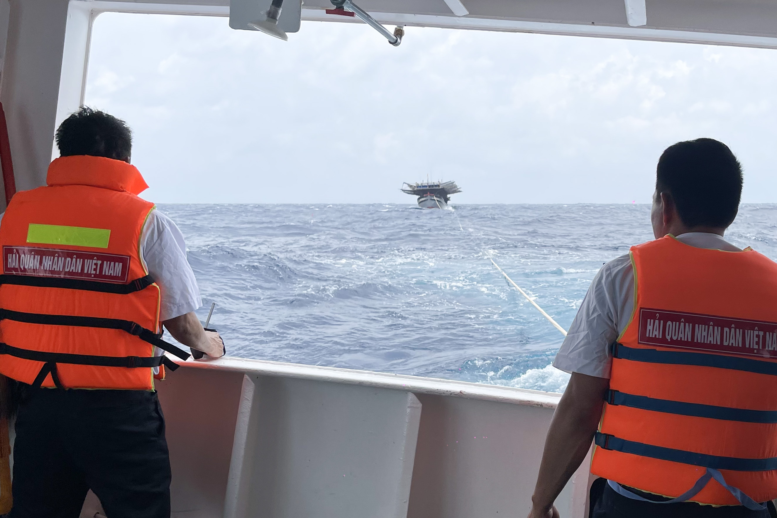 Tàu Hải quân 420 hỗ trợ lai kéo tàu cá gặp sự cố trên biển Trường Sa