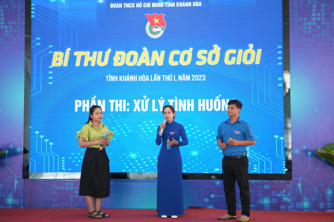 Phần thi xử lý tình huống của thí sinh Cao Thị Tinh (ở giữa), Bí thư Đoàn xã Cầu Bà, huyện Khánh Vĩnh.
