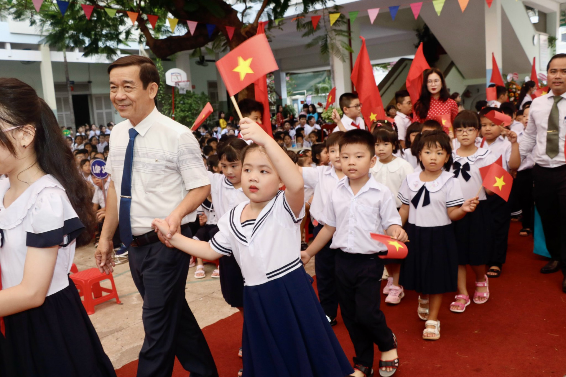 Ông Nguyễn Thế Sinh đến dự lễ khai giảng năm học mới cùng giáo viên, học sinh Trường Tiểu học Phương Sài.