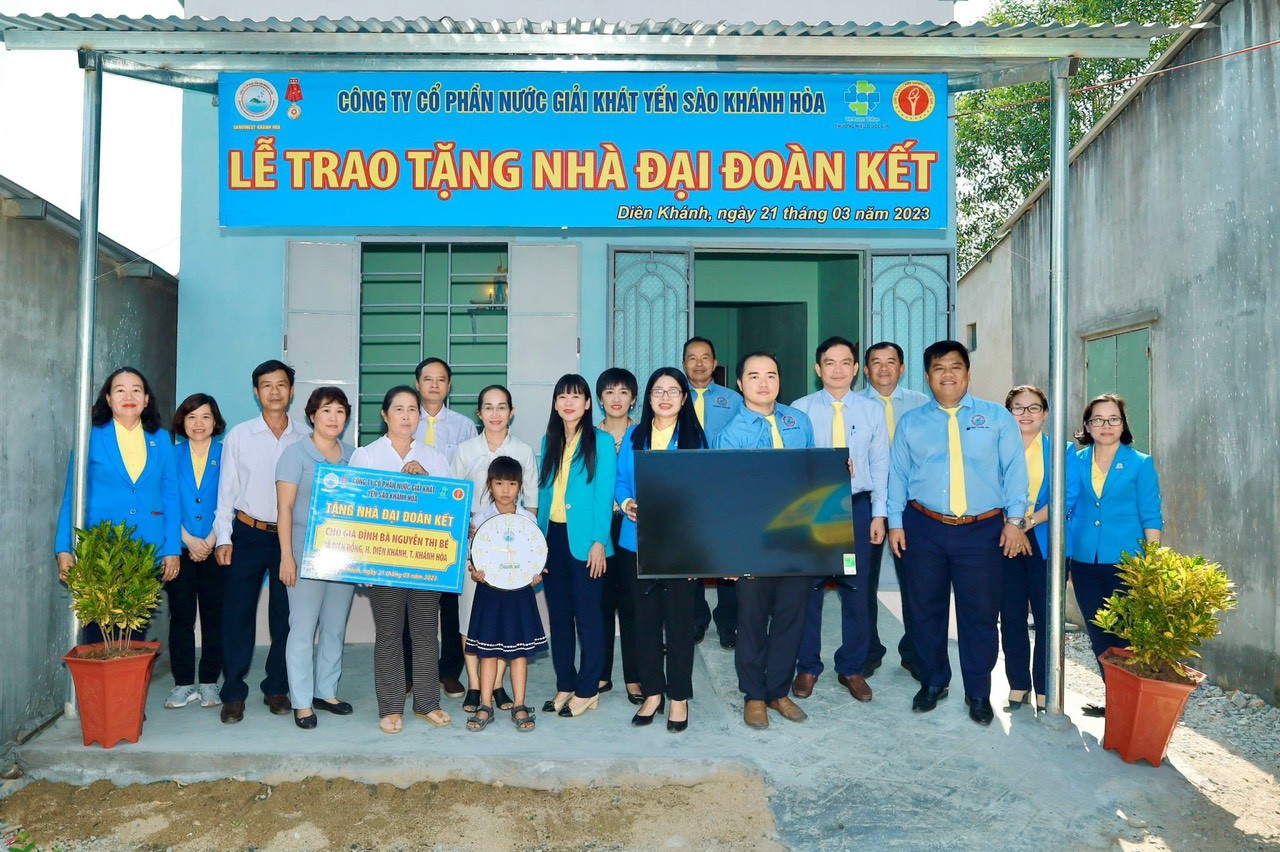 Trao nhà đại đoàn kết cho người dân tại xã Diên Đồng (huyện Diên Khánh). 