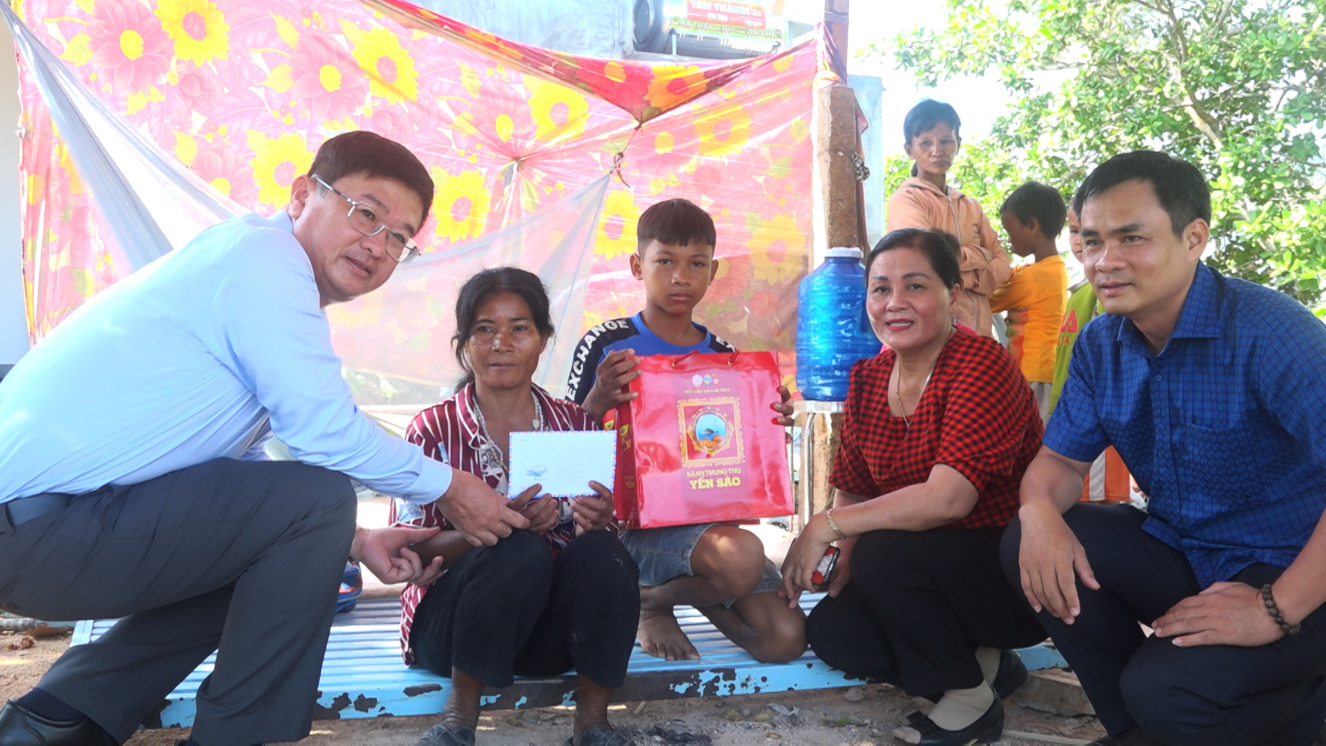 Ông Lê Hoàng Triều, Phó Tổng Biên tập Báo Khánh Hòa và ông Nguyễn Thanh Hải, Chủ tịch Hội Doanh nhân trẻ tỉnh Khánh Hòa trao quà cho gia đình bà Cao Thị Nhi.