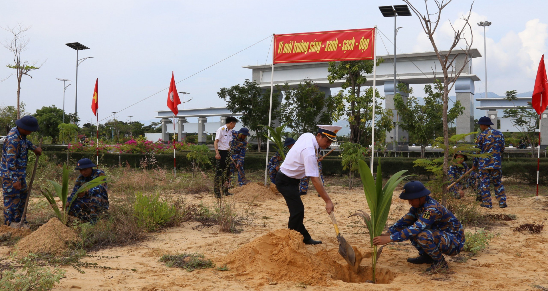 Cán bộ, đoàn viên, thanh niên trồng dừa lại Khu đô thị Căn cứ Cam Ranh.