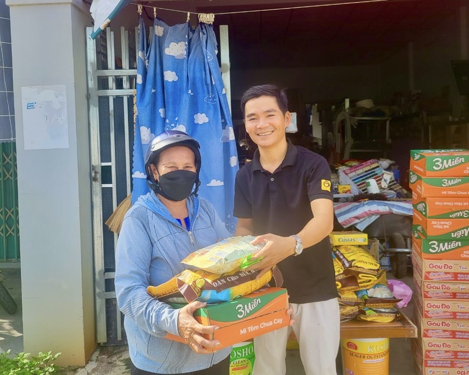 Trao 30 phần quà cho người già, người có hoàn cảnh khó khăn