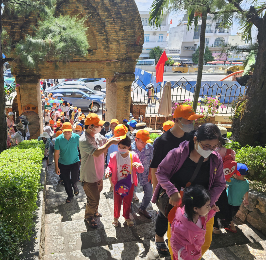 Dịp lễ 2-9 năm nay, Tháp Bà Ponagar đón nhiều đoàn khách trong nước và quốc tế đến tham quan, có đoàn 40 người hoặc thậm chí lên đến 100 người/đoàn…