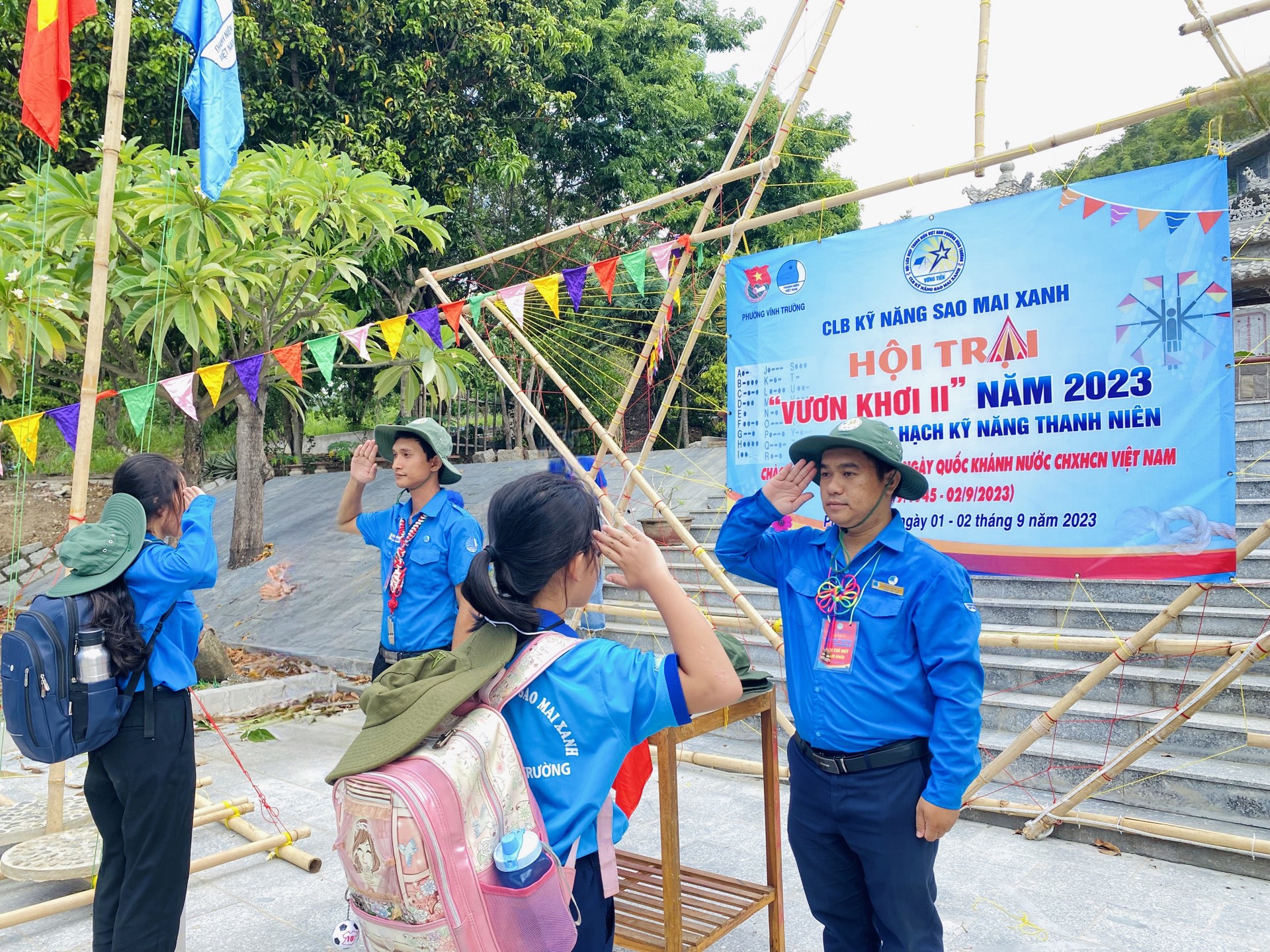 Nghi thức chào chỉ huy trước khi nhập trại.