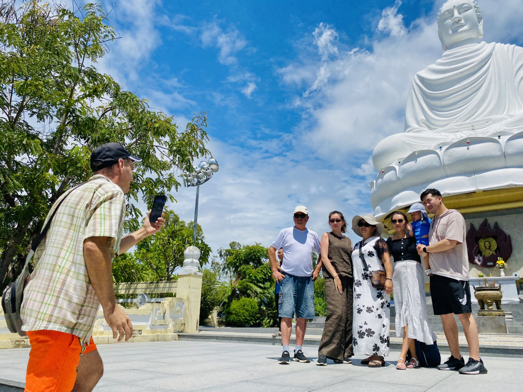 Nhiều nhóm gia đình chọn tham quan Chùa Long Sơn.