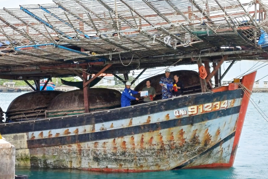 Trung tâm Dịch vụ Hậu cần - Kỹ thuật đảo Trường Sa:: Hỗ trợ tàu cá tỉnh Quảng Nam khắc phục sự cố