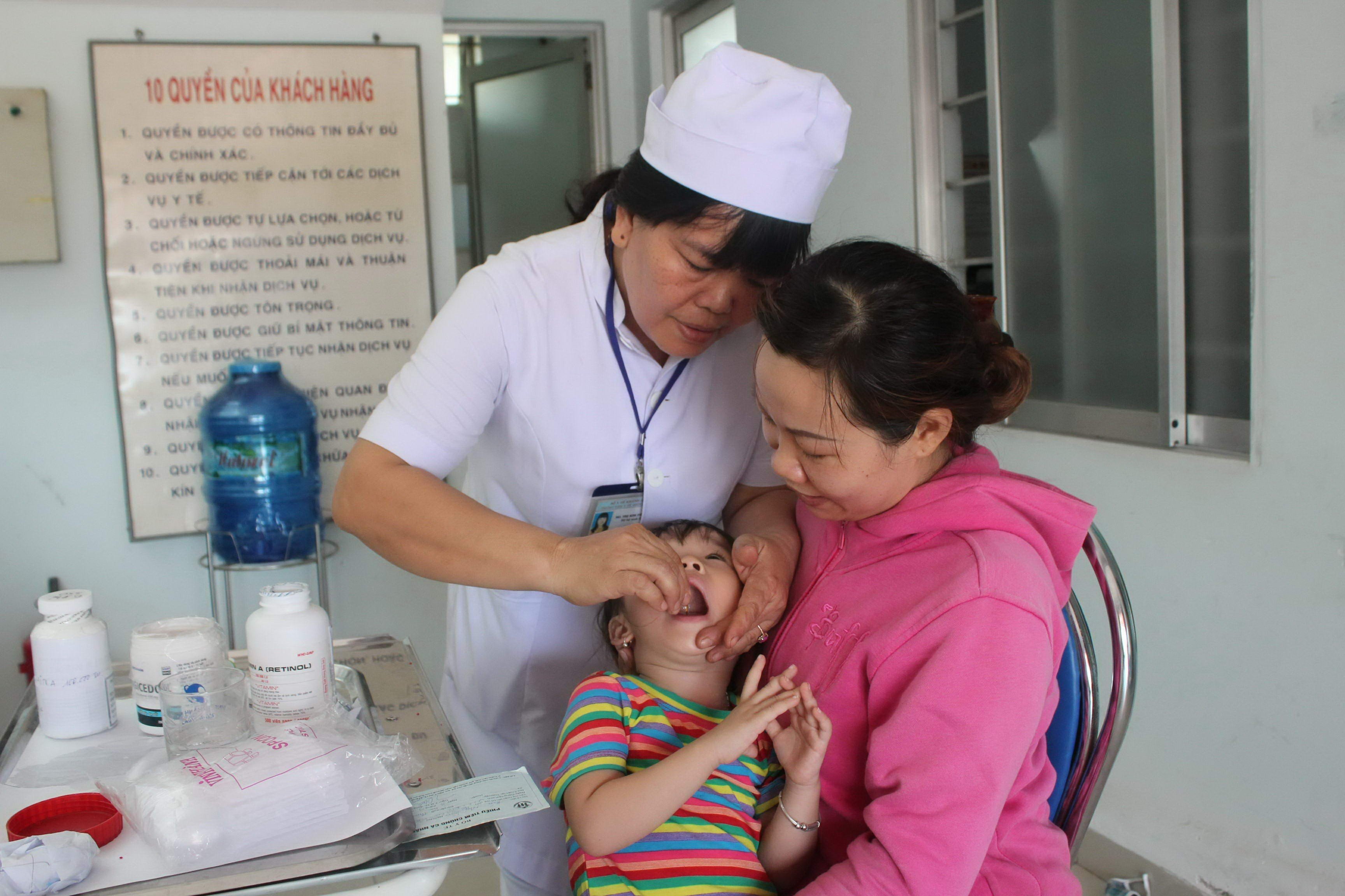 Cho  trẻ  uống  vitamin  A  tại  một trạm y tế huyện Diên  Khánh