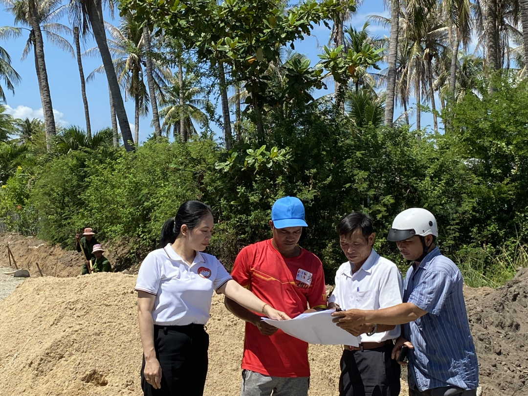 Lãnh đạo Mặt trận và thành viên Ban Giám sát trao đổi với đại diện đơn vị thi công về việc điều chỉnh thiết kế công trình đường Hòa Bình (phường Cam Nghĩa, TP. Cam Ranh).