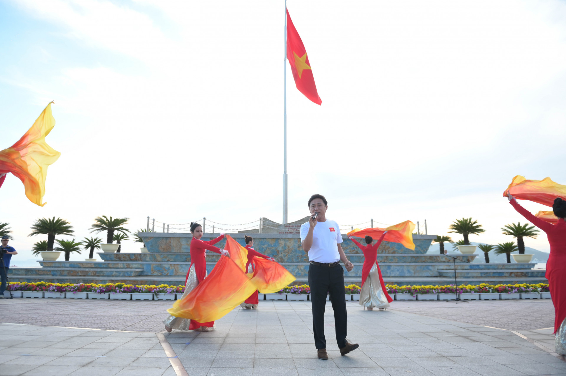 Tại Quảng trường 2-4, sau lễ chào cờ, Nghệ sĩ nhân dân Tạ Minh Tâm đã thể hiện ca khúc Tổ quốc gọi tên mình.