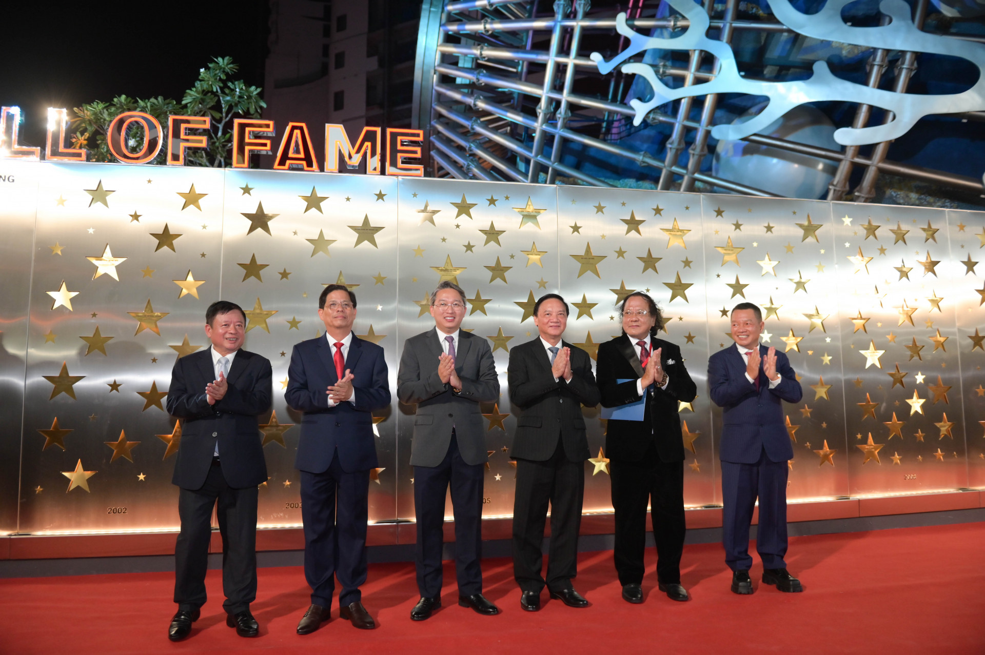Các vị đại biểu khánh thành Bức tường danh vọng - công trình ghi tên những tác tác giả, nghệ sĩ, người làm phim của nền điện ảnh Việt Nam được vinh dự nhận giải thưởng Cánh diều.