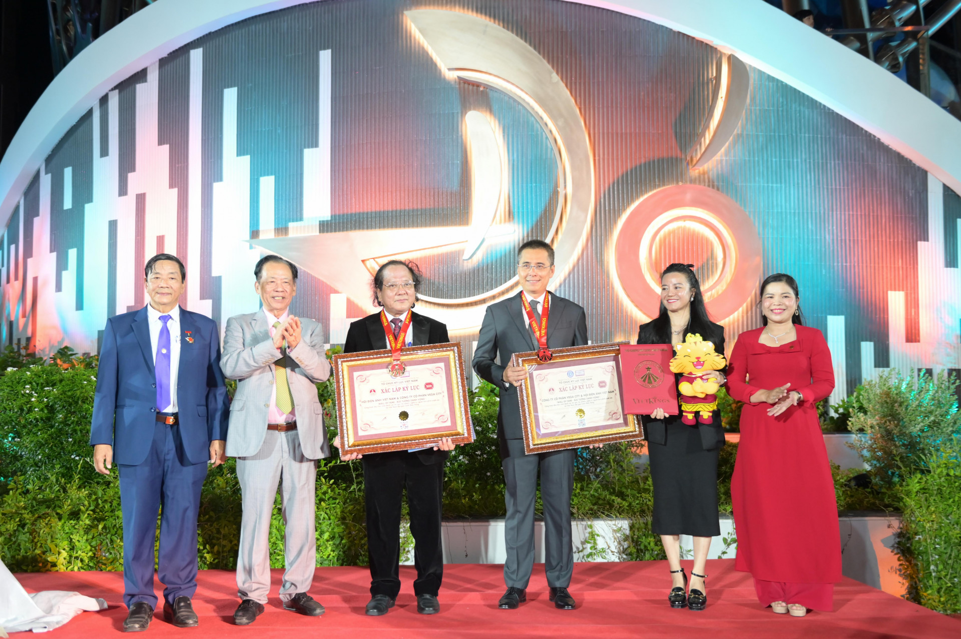 Tại sự kiện thảm đỏ, Tổ chức Kỷ lục Việt Nam trao chứng nhận xác lập kỷ lục công trình Bức tường danh vọng là công trình đầu tiên vinh danh các tác giả, tác phẩm, nghệ sĩ, người làm phim xuất sắc tại Việt Nam đạt giải Cánh diều vàng.