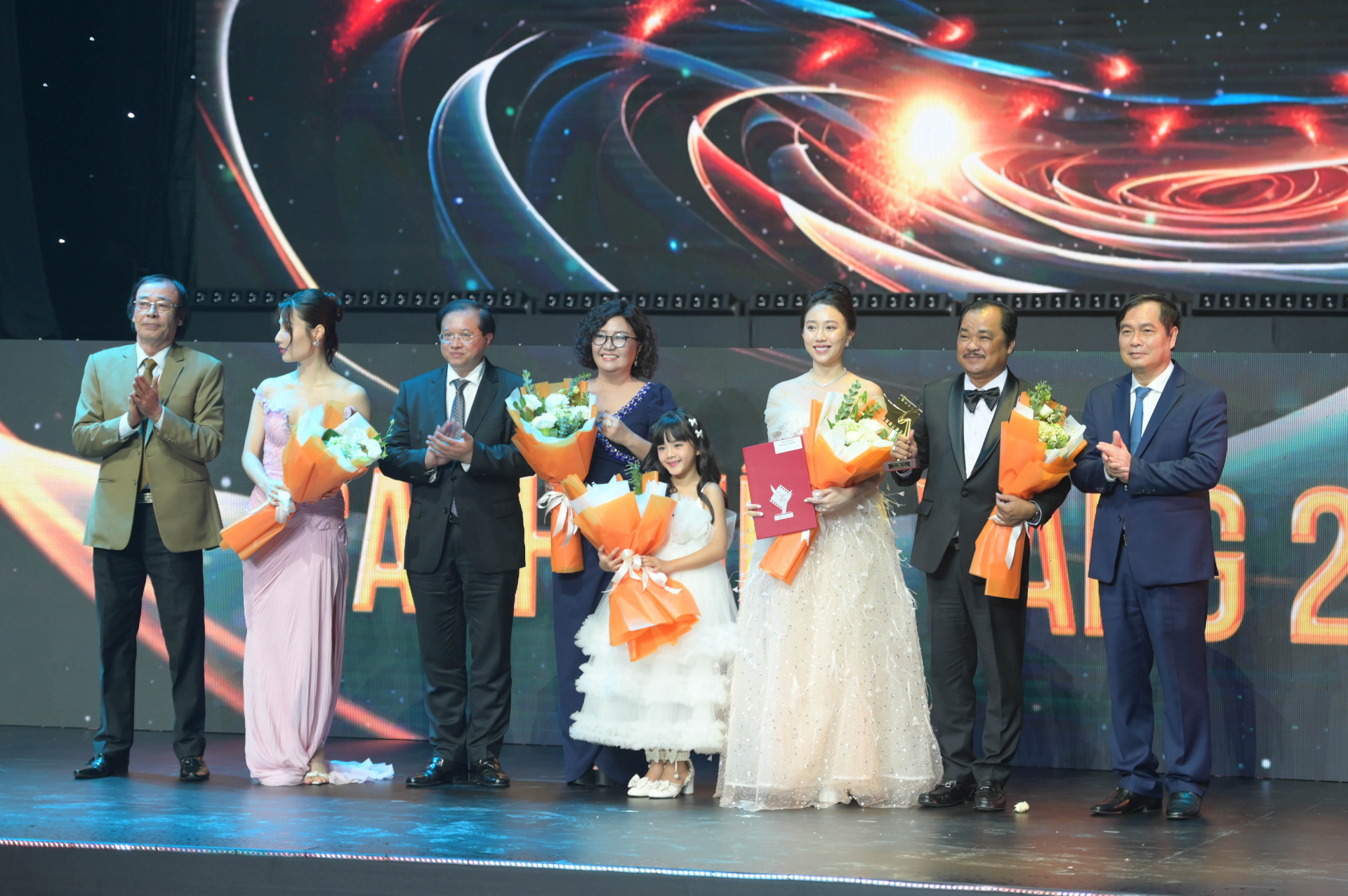 Các đại biểu trao giải Cánh diều vàng 2023 hạng mục phim truyện truyền hình cho ê kíp bộ phim “Mẹ rơm”.