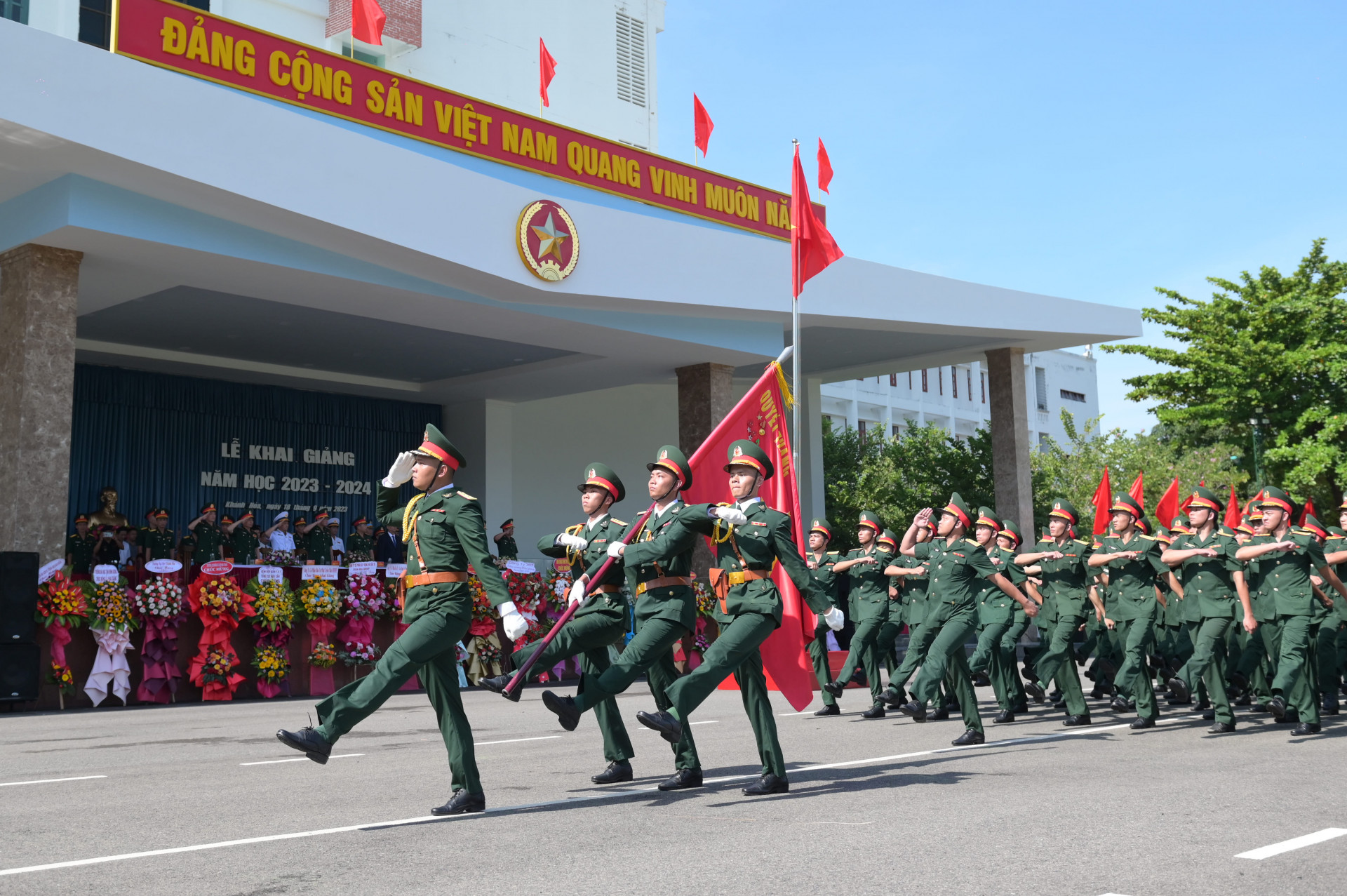 Duyệt đội ngũ tại lễ khai giảng.