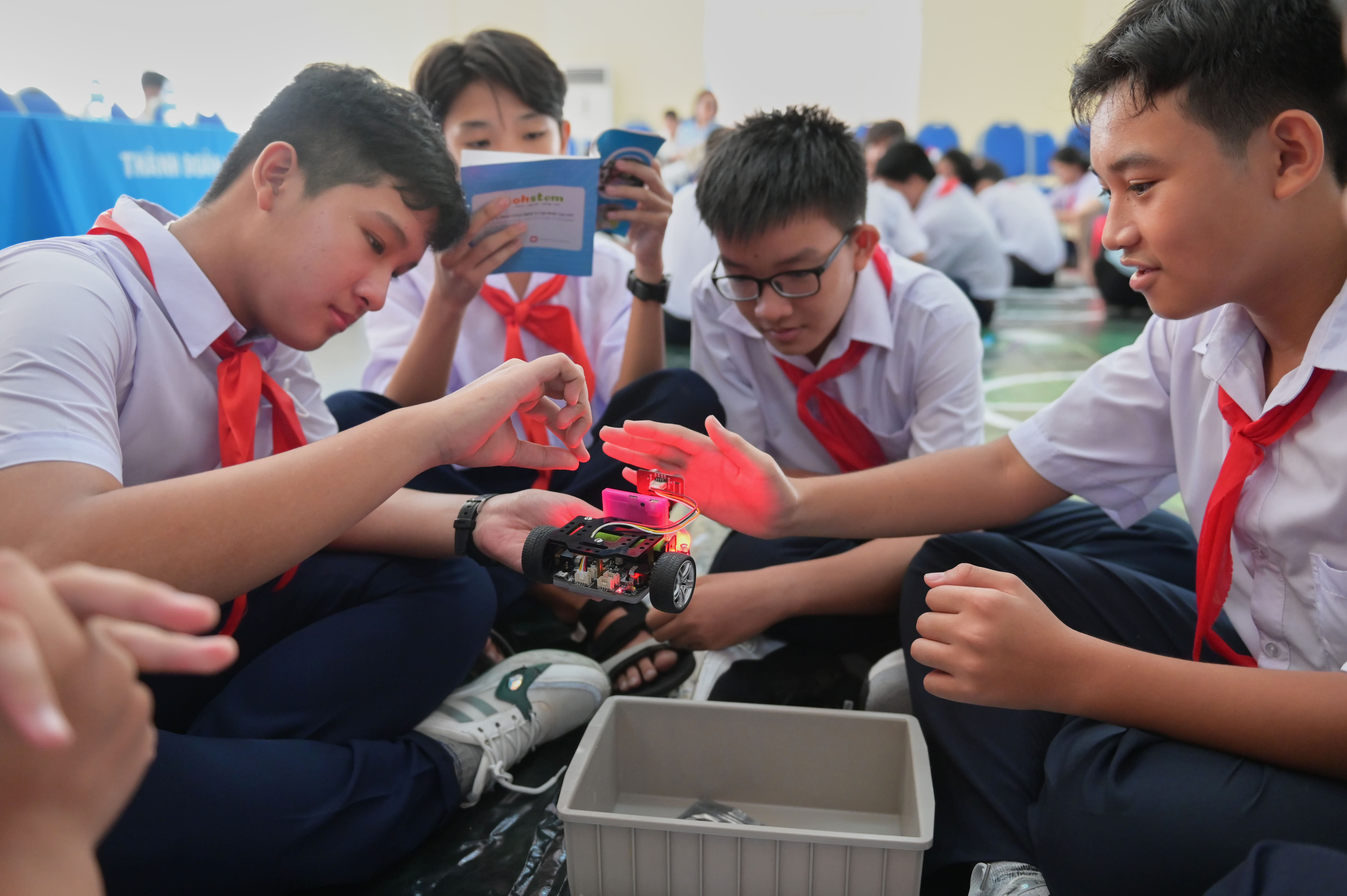 6 đội tham gia Cuộc thi lắp ráp và điều khiển robot lần thứ 1, năm 2023