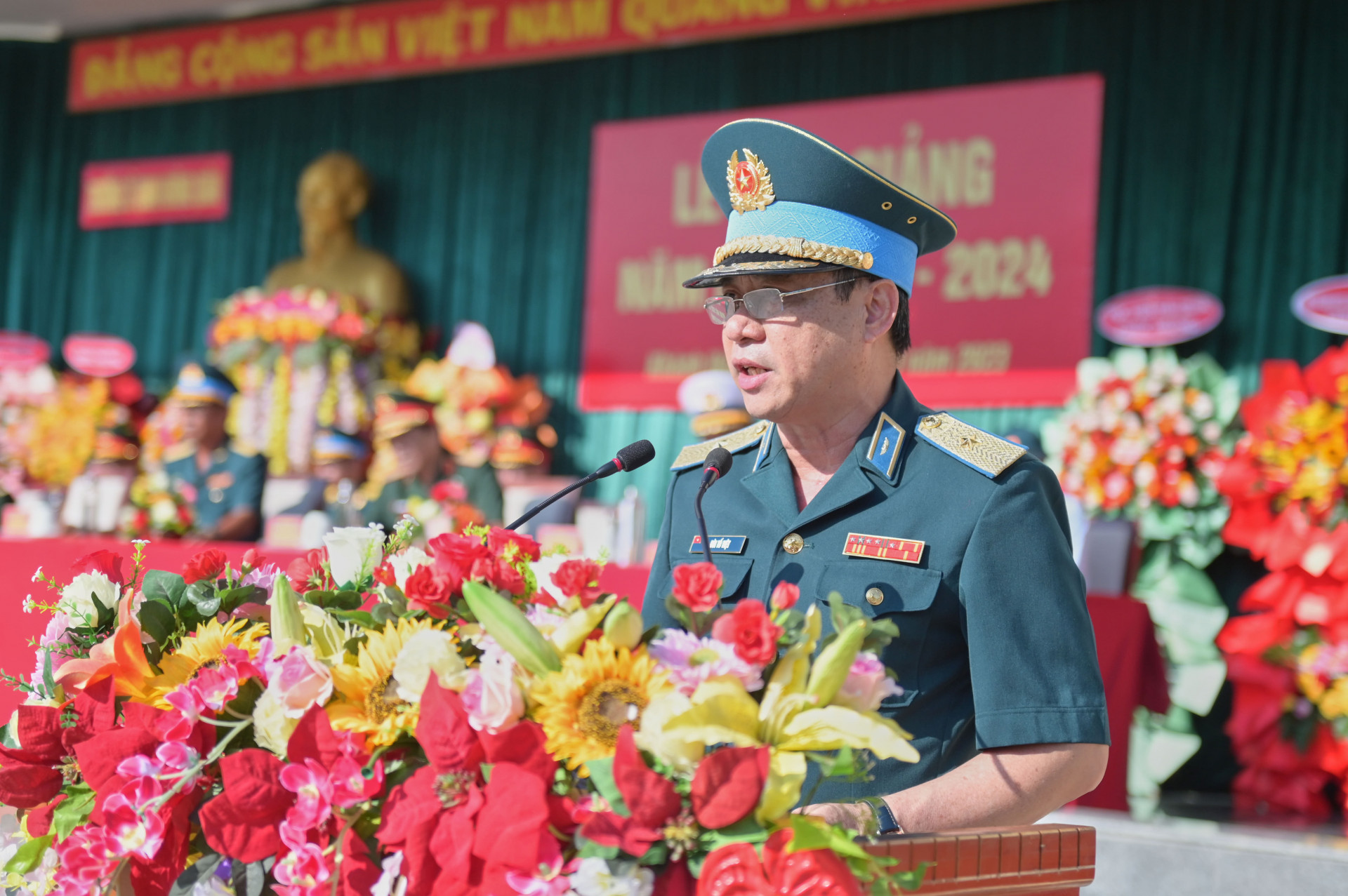 Thiếu tướng Bùi Tố Việt - Phó Chính ủy Quân chủng Phòng không - Không quân phát biểu chỉ đạo tại lễ khai giảng.