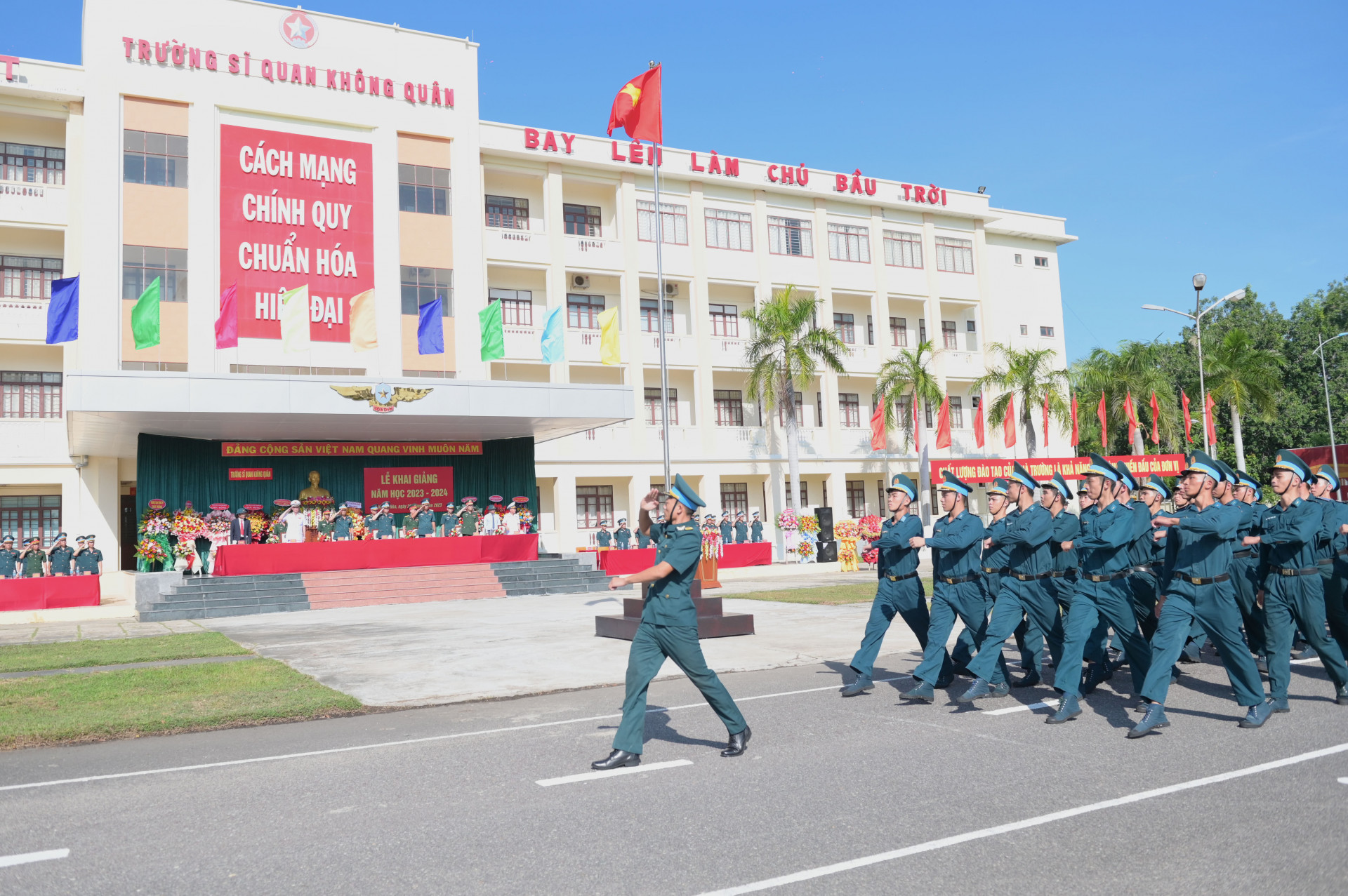 Duyệt đội ngũ tại lễ khai giảng.