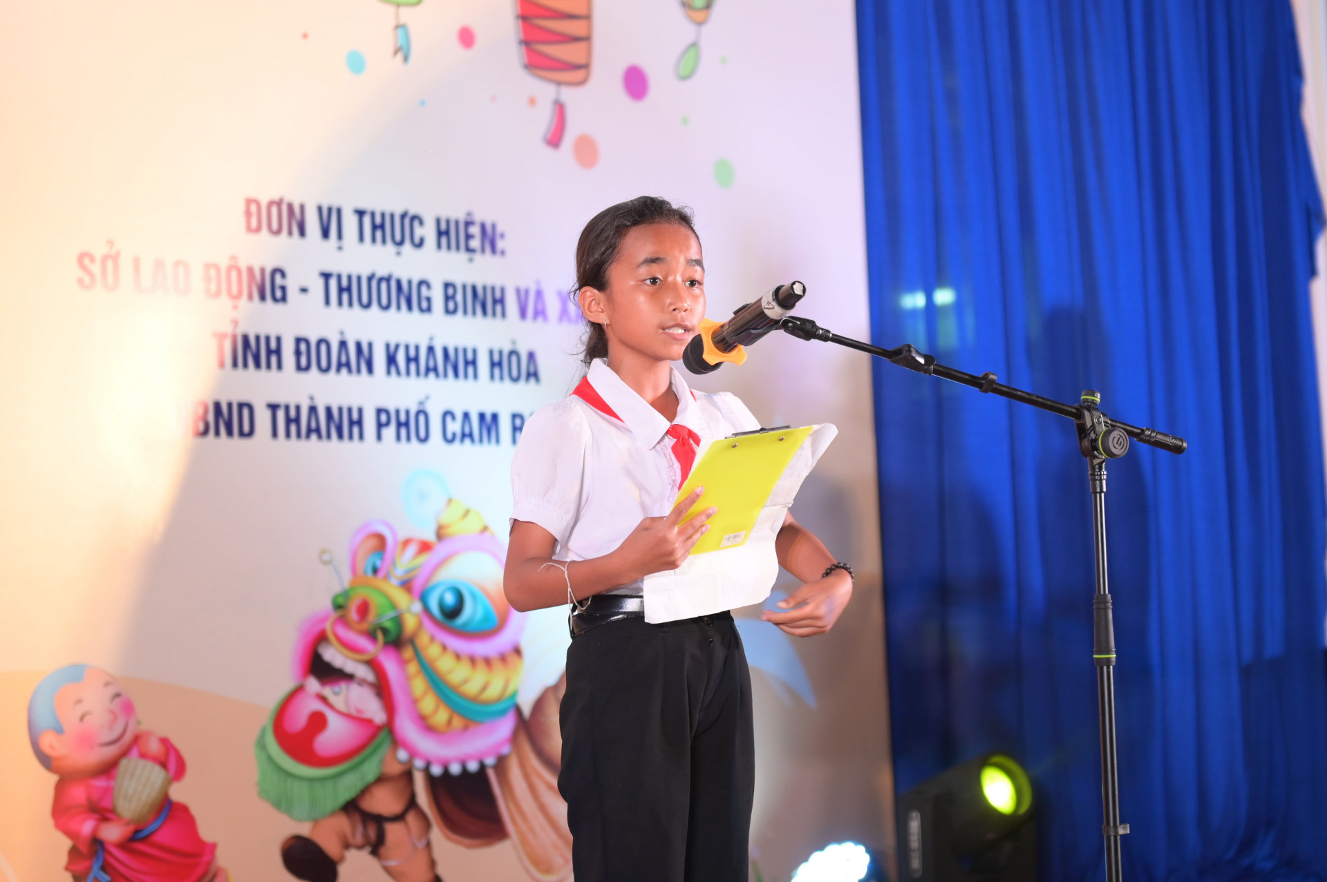 Em Tro Thị Thanh Vi, học sinh lớp 6/2 trường Phổ thông Dân tộc nội trú Cam Ranh thay mặt các thiếu nhi phát biểu cảm tưởng về chương trình.