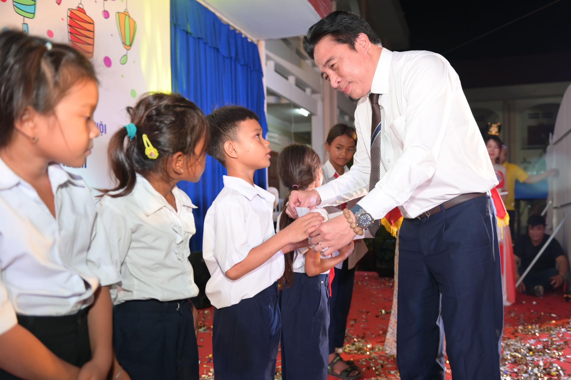 Đồng chí Nguyễn Khắc Toàn trao học bổng cho các học sinh.