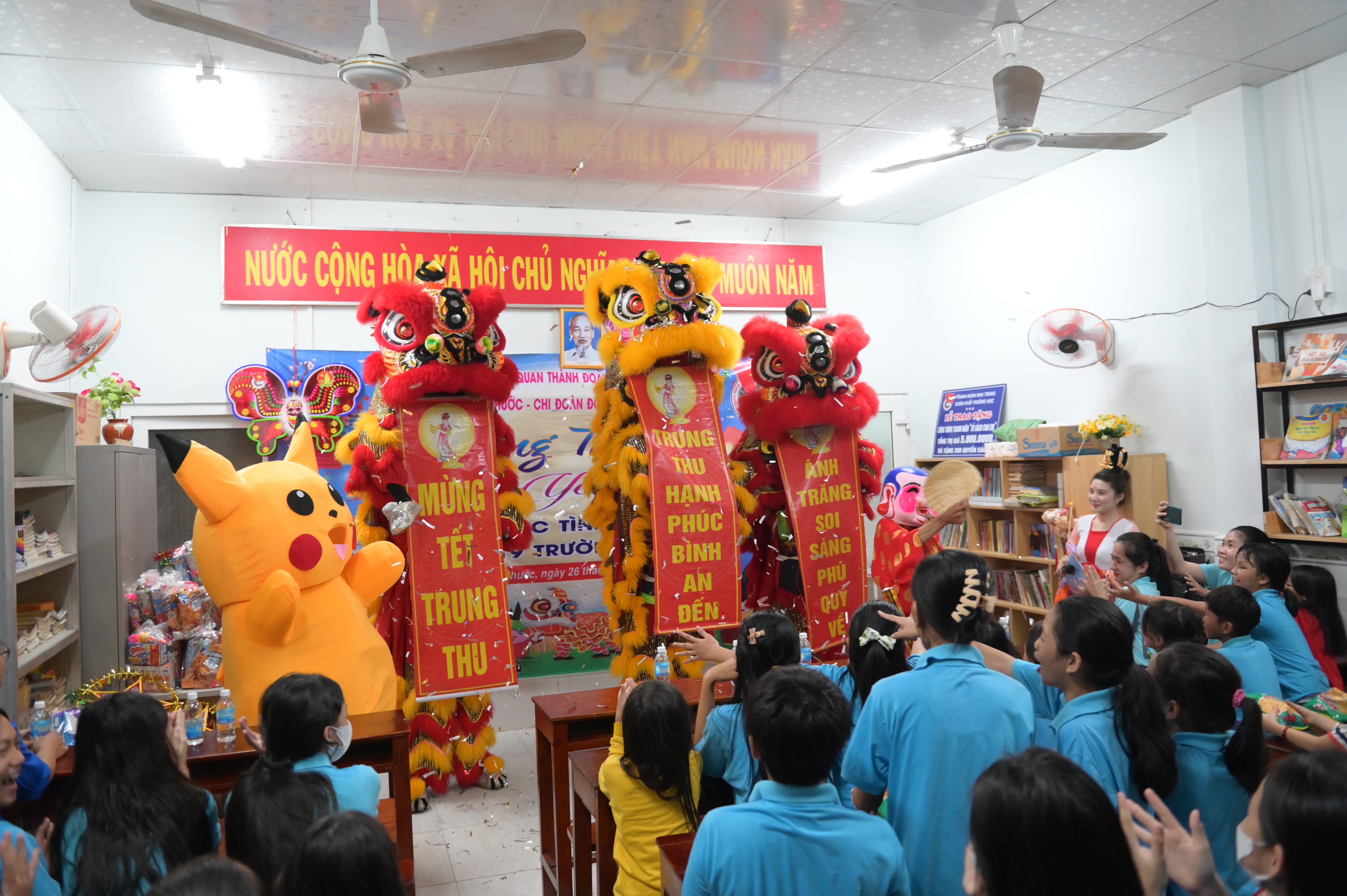 Tham gia chương trình, các em nhỏ được xem tiết mục biểu diễn múa lân hấp dẫn.