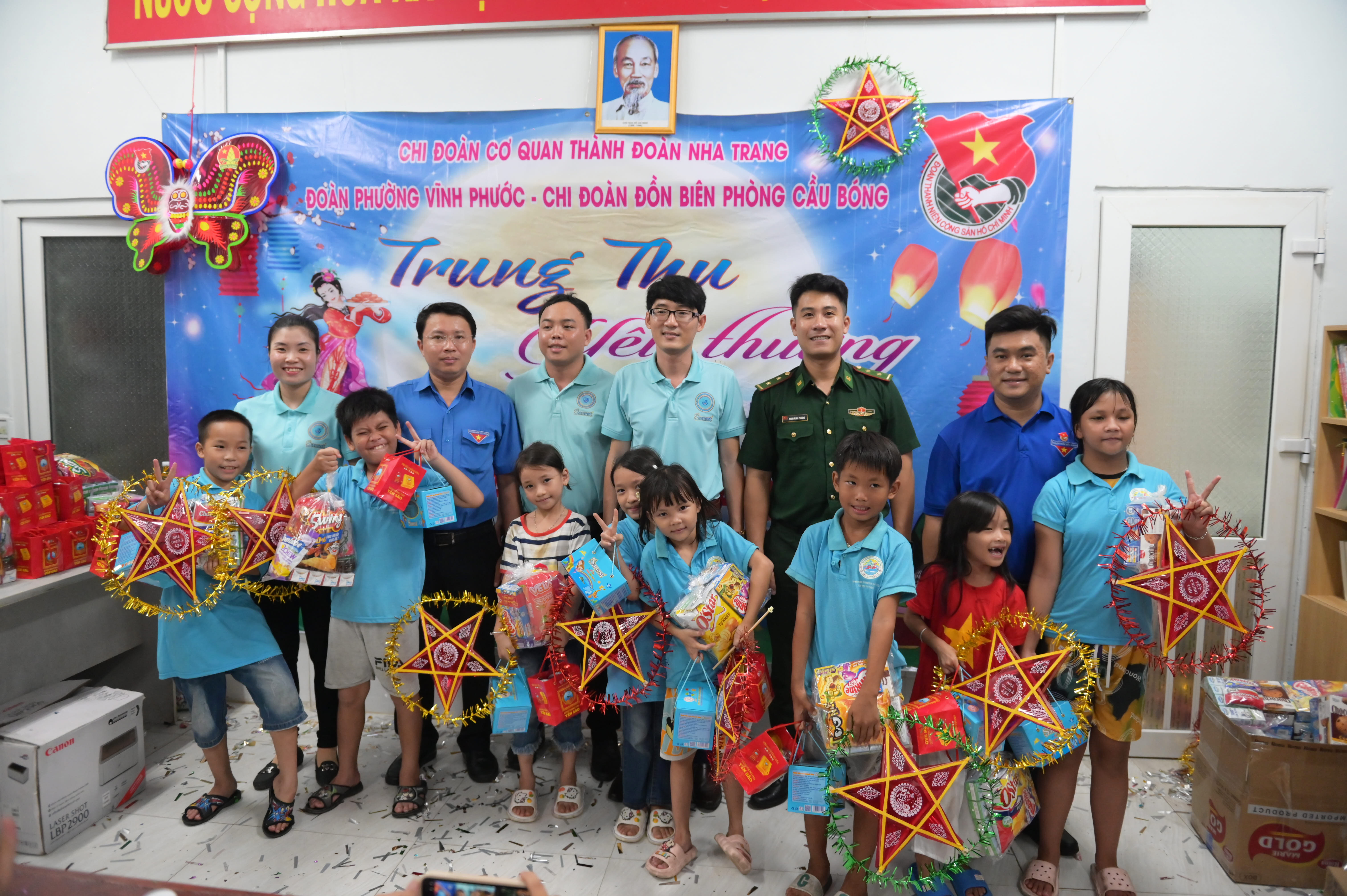 Ban tổ chức tặng quà trung thu cho các thiếu nhi.