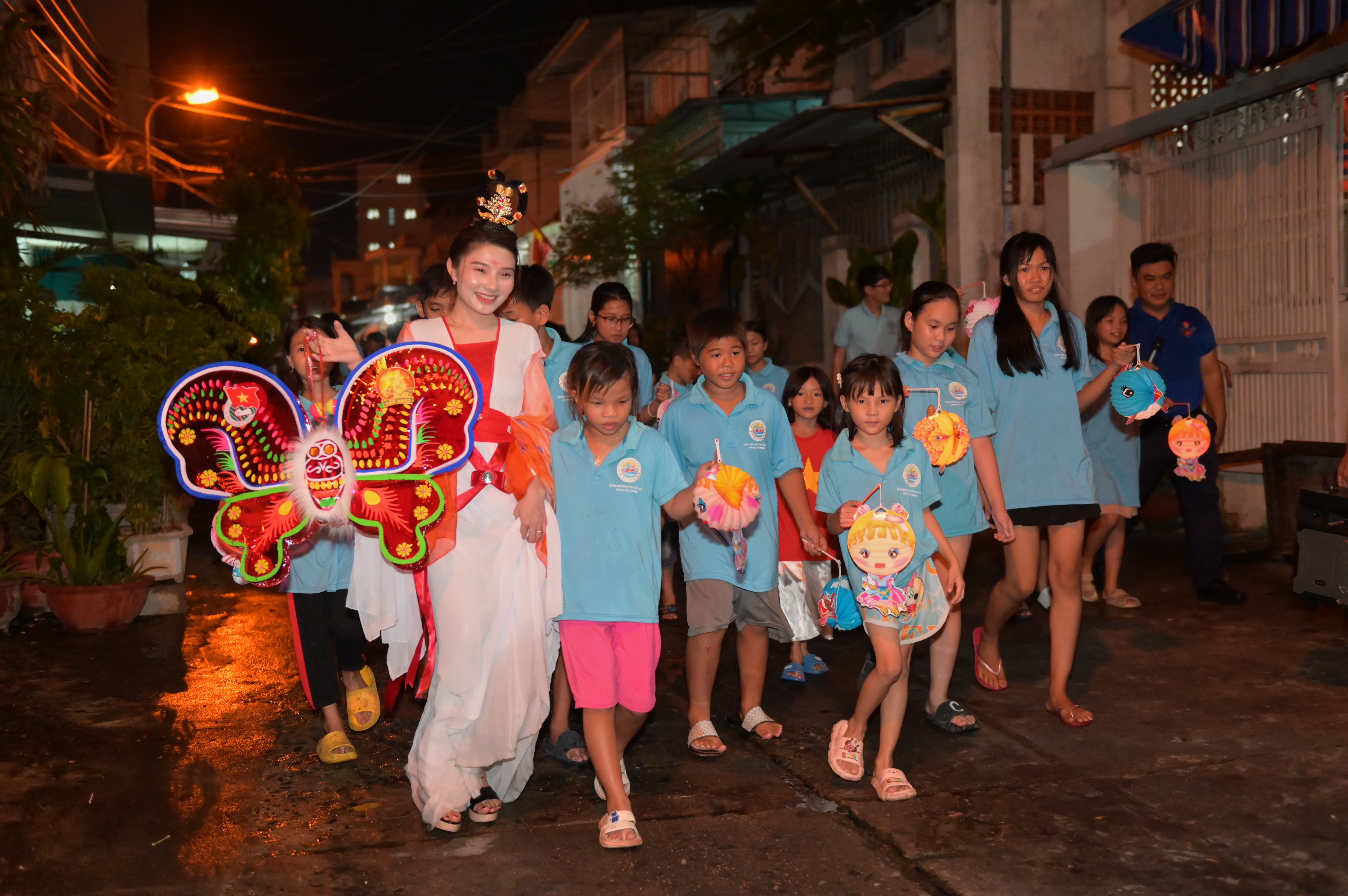 Các thiếu nhi còn được tham gia rước đèn trung thu.