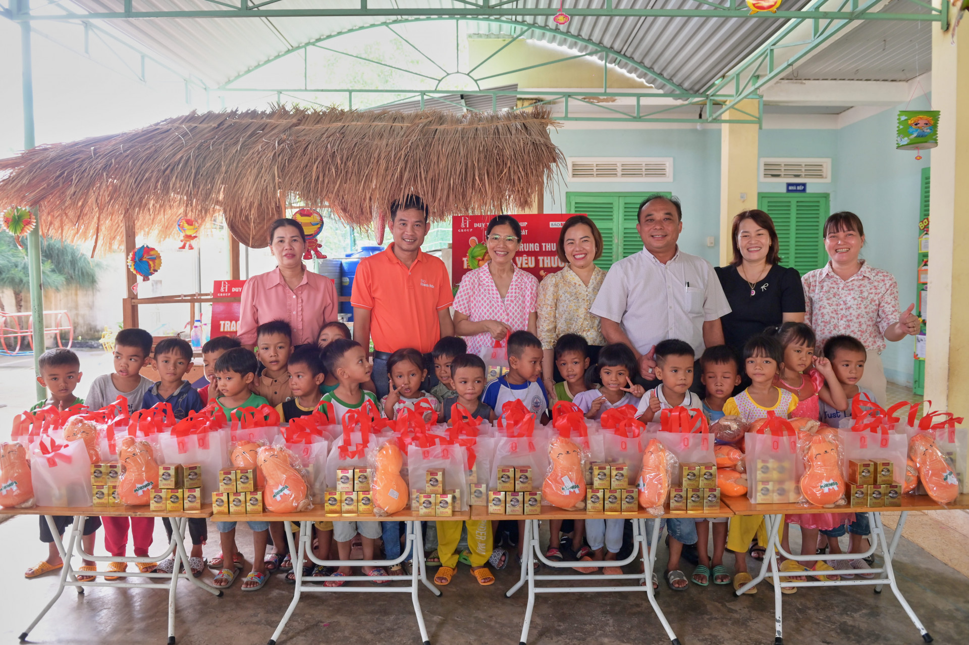 Trao quà trung thu cho các em nhỏ.