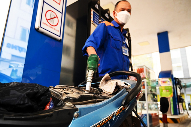 Xăng dầu thế giới “leo dốc”, dự kiến giá trong nước tăng theo