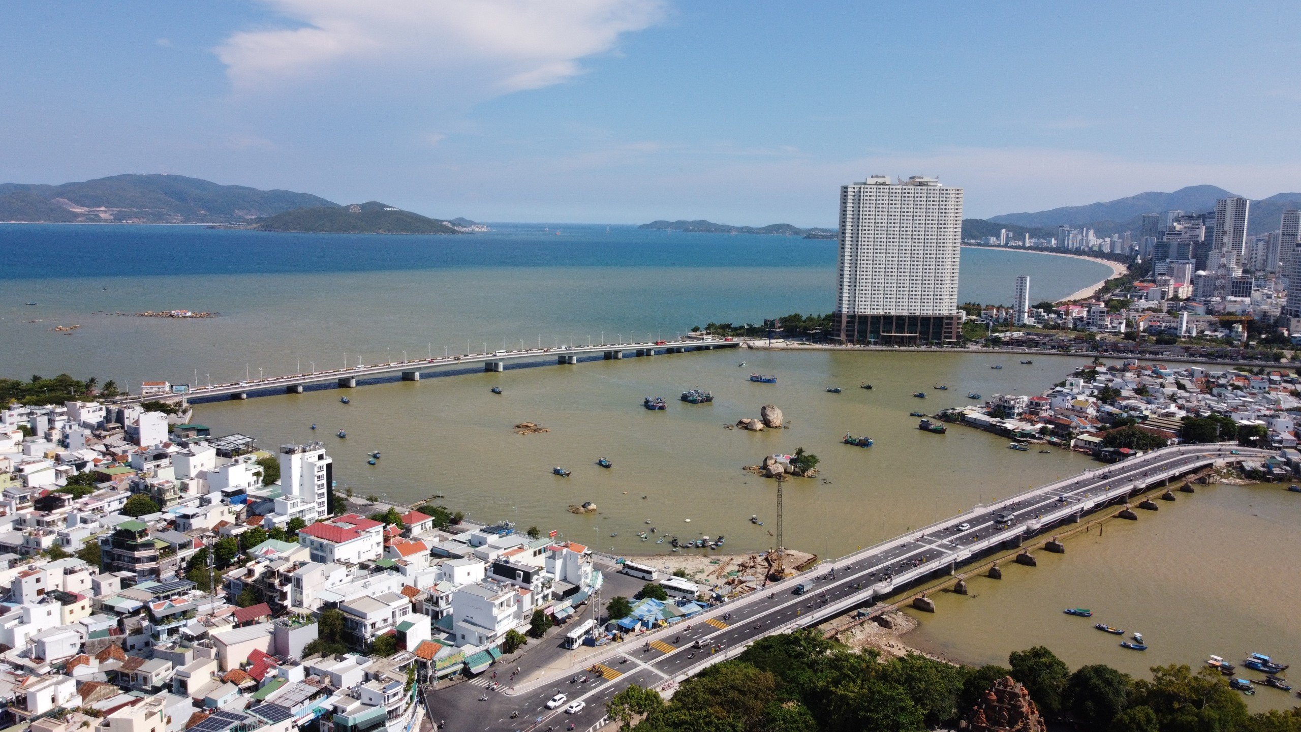 Phân luồng giao thông tại khu vực cầu Xóm Bóng