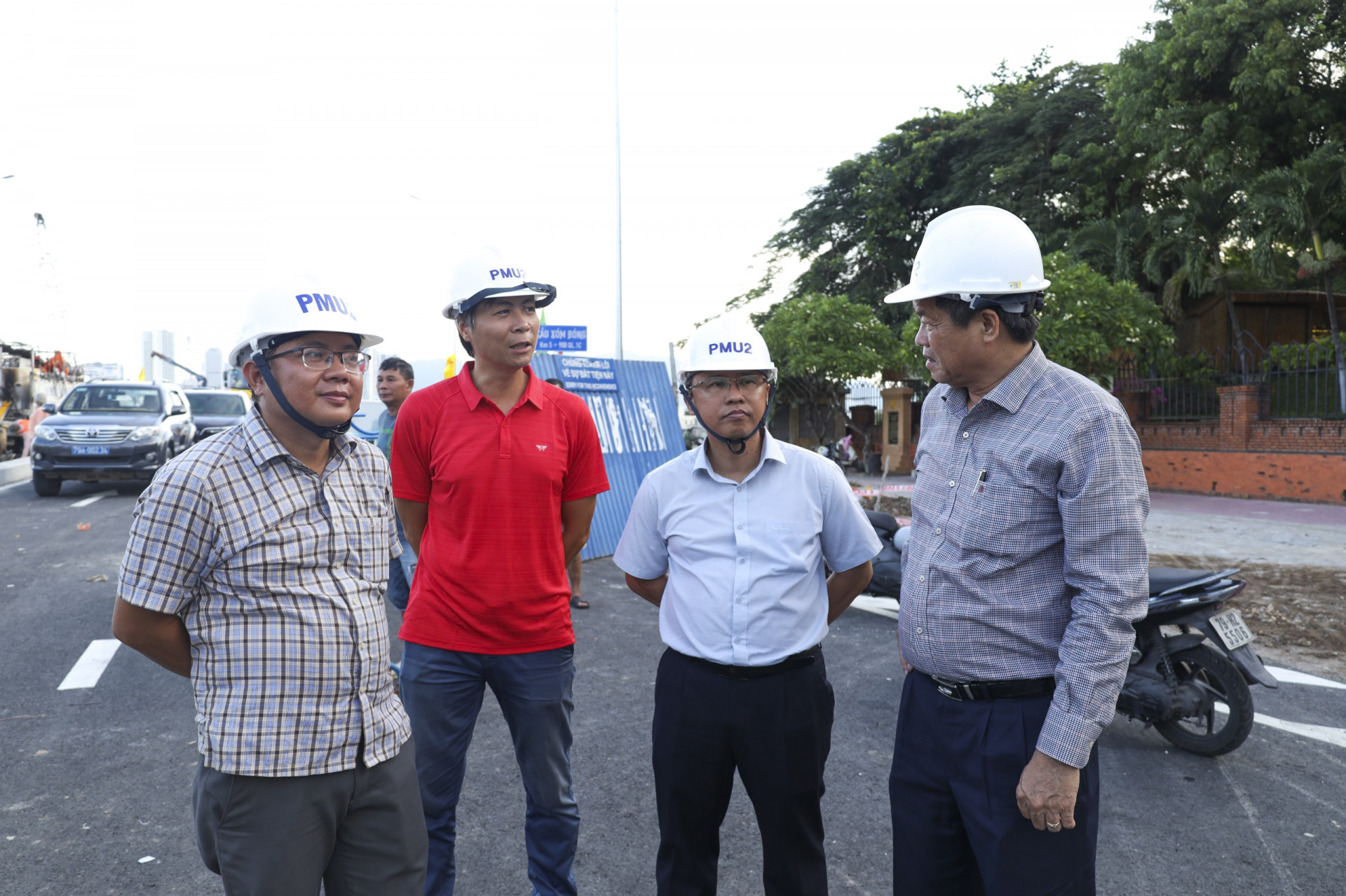 Đồng chí Trần Hòa Nam - Phó Chủ tịch UBND tỉnh nghe các bên liên quan báo cáo tiến độ dự án cầu Xóm Bóng.