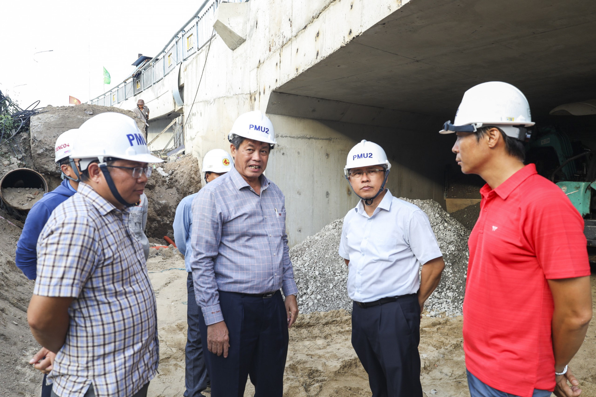 Đồng chí Trần Hòa Nam - Phó Chủ tịch UBND tỉnh thị sát khu vực thi công hầm chui cầu Xóm Bóng.