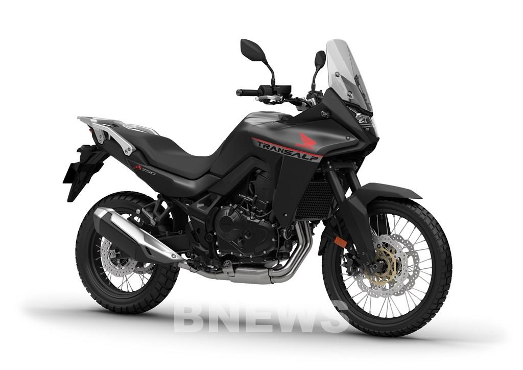 Honda Transalp 2023 sở hữu thiết kế cổ điển mà hiện đại với đường nét vỏ xe bo quanh mạnh mẽ dứt khoát.