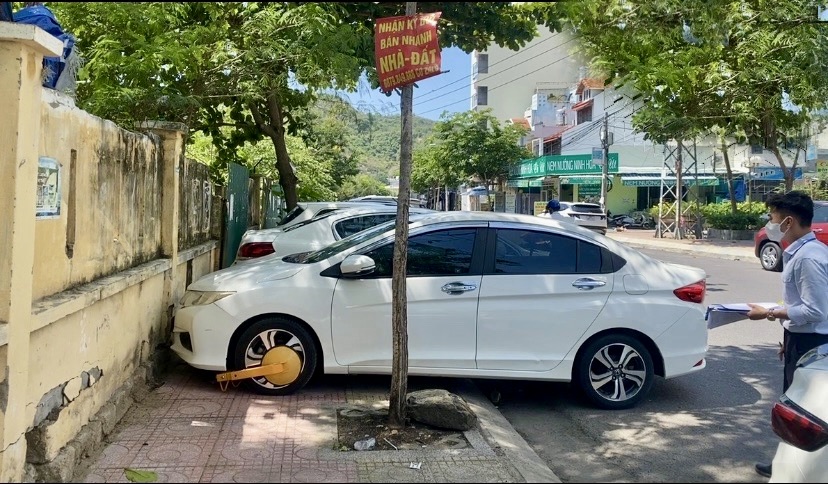 Lực lượng chức năng xử lý ô tô đậu trên vỉa hè phường Vĩnh Trường