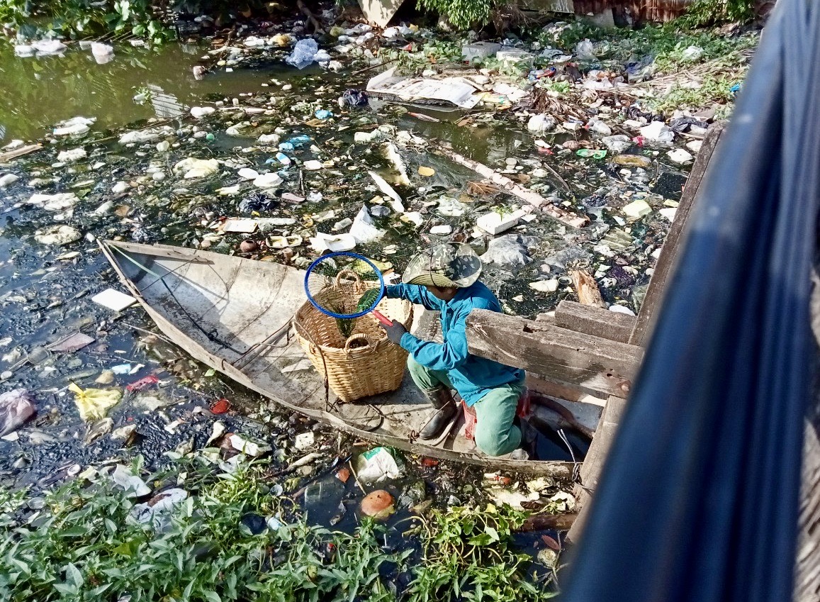 Khu vực sông Kim Bồng bị tắc nghẽn và ô nhiễm.
