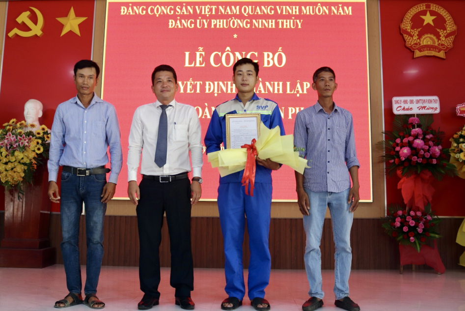 Bí thư Đảng ủy phường Ninh Thủy (thị xã Ninh Hòa)  trao quyết định thành lập Chi bộ đảng Hoàn Cầu - Vân Phong.
