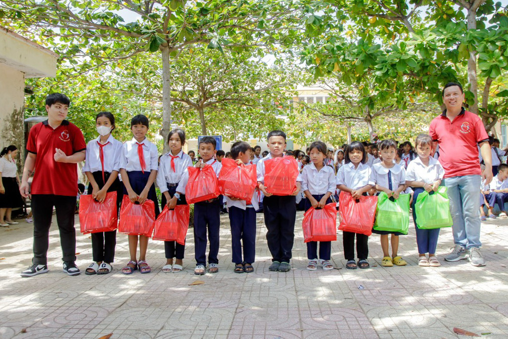 Nhóm thiện nguyện Haly Hely trao quà cho học sinh Trường Tiểu học Cam Thịnh Tây.