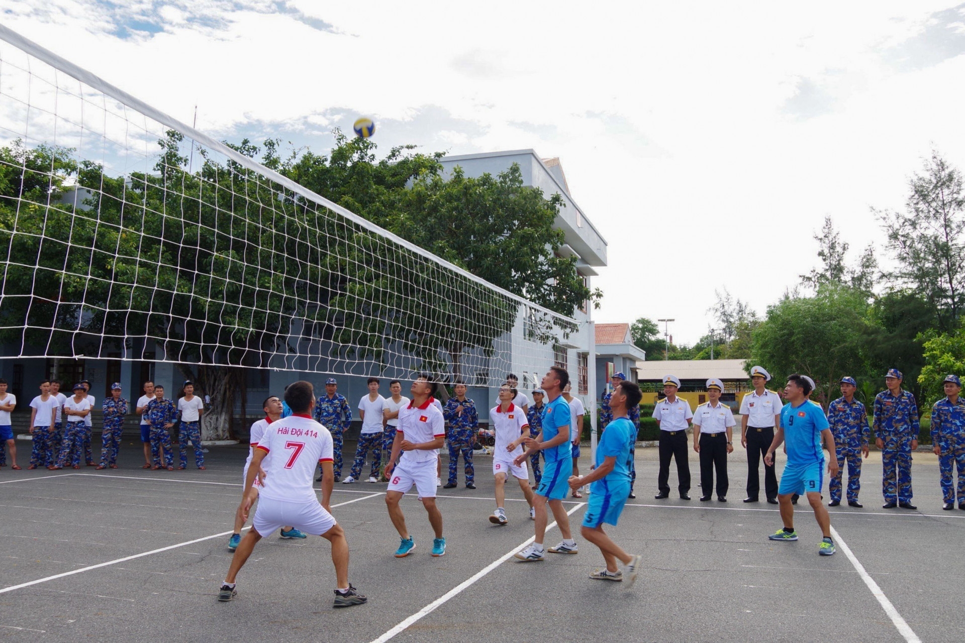 Cán bộ, chiến sĩ Lữ đoàn 162 thi đấu bóng chuyền.