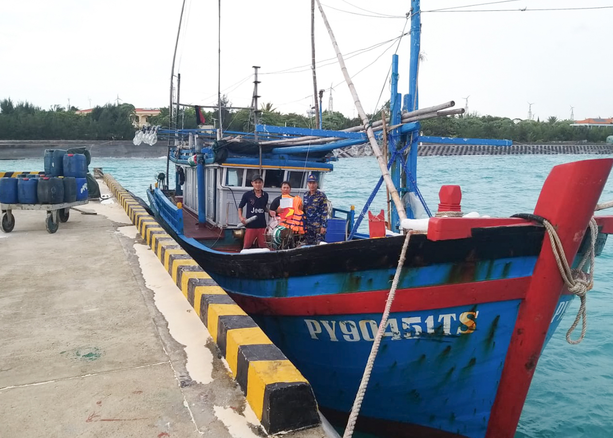 Trung tâm Dịch vụ Hậu cần – Kỹ thuật đảo Sinh Tồn hỗ trợ khắc phục hư hỏng cho tàu cá