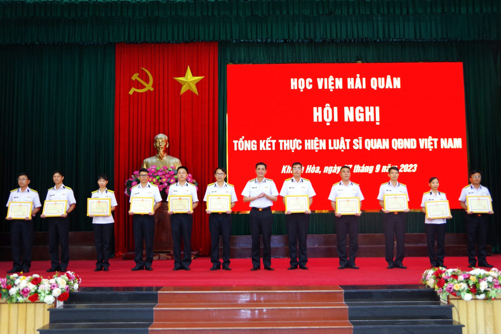 Lãnh đạo Học viện Hải quân khen thưởng các tập thể, cá nhân xuất sắc.