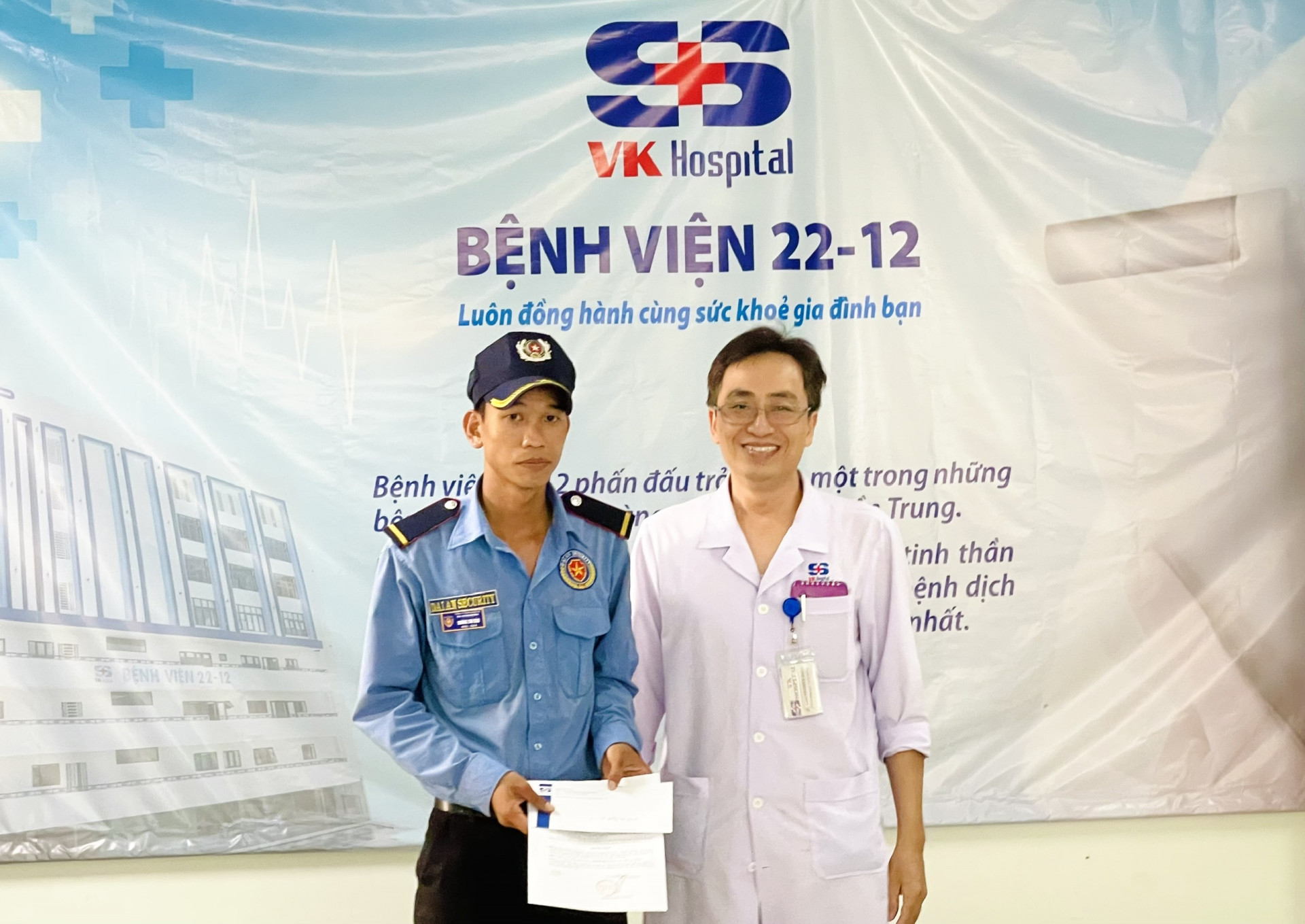 Đại  diện Bệnh  viện  22-12 khen  thưởng đột xuất cho anh Dương Chí Bảo.