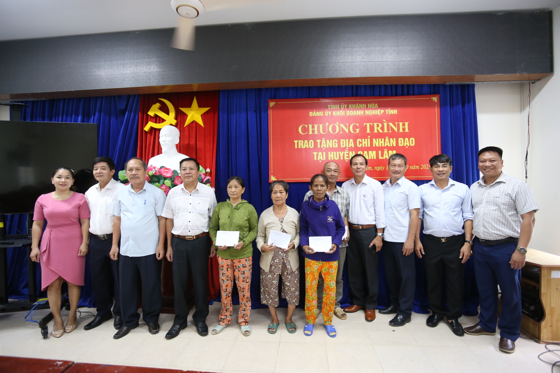 Đảng ủy Khối Doanh nghiệp tặng quà cho 26 địa chỉ nhân đạo tại huyện Cam Lâm