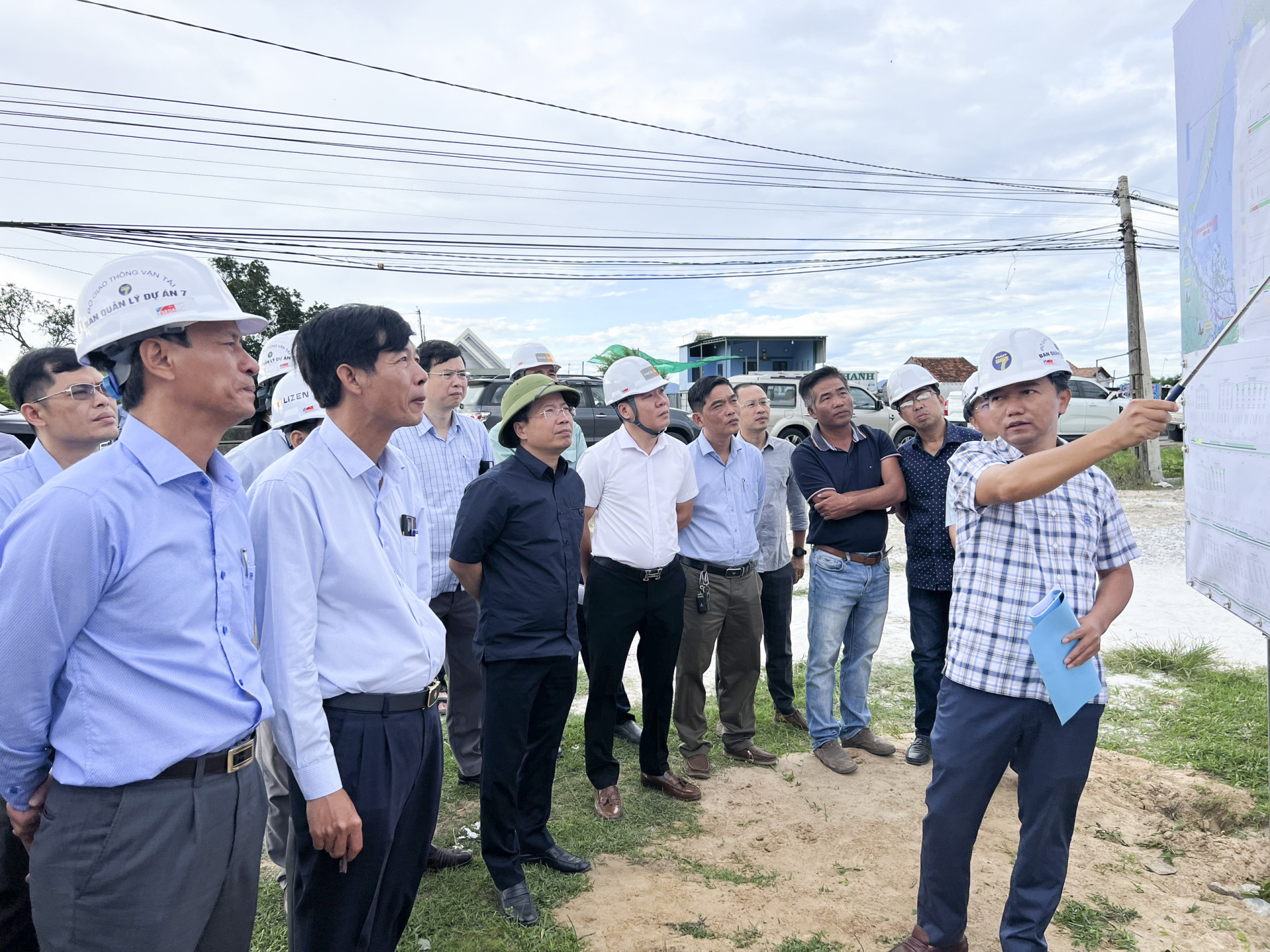 Thứ trưởng Nguyễn Duy Lâm nghe Ban Quản lý dự án 7 báo cáo tiến độ thực hiện dự án.