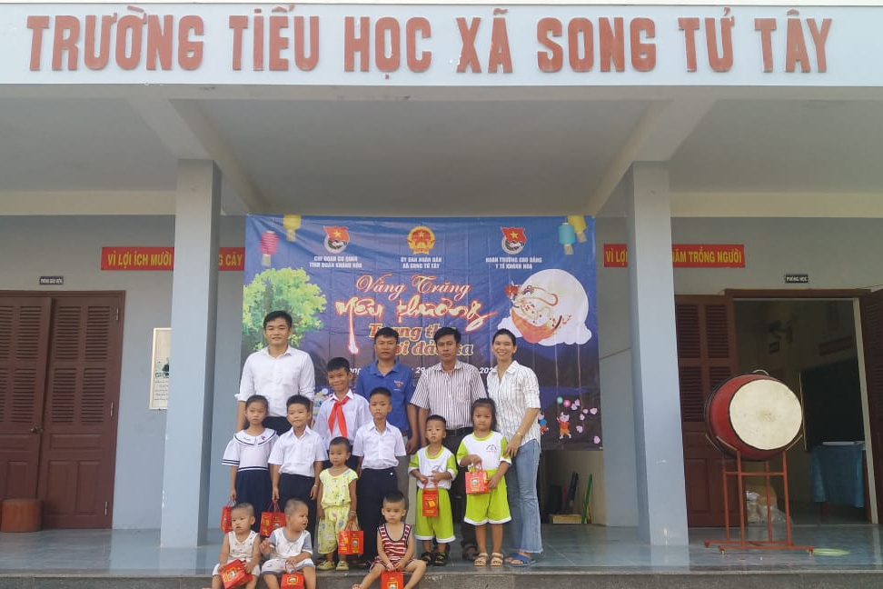 Các em thiếu nhi xã Song Tử Tây nhận quà trung thu gửi từ đất liền ra.