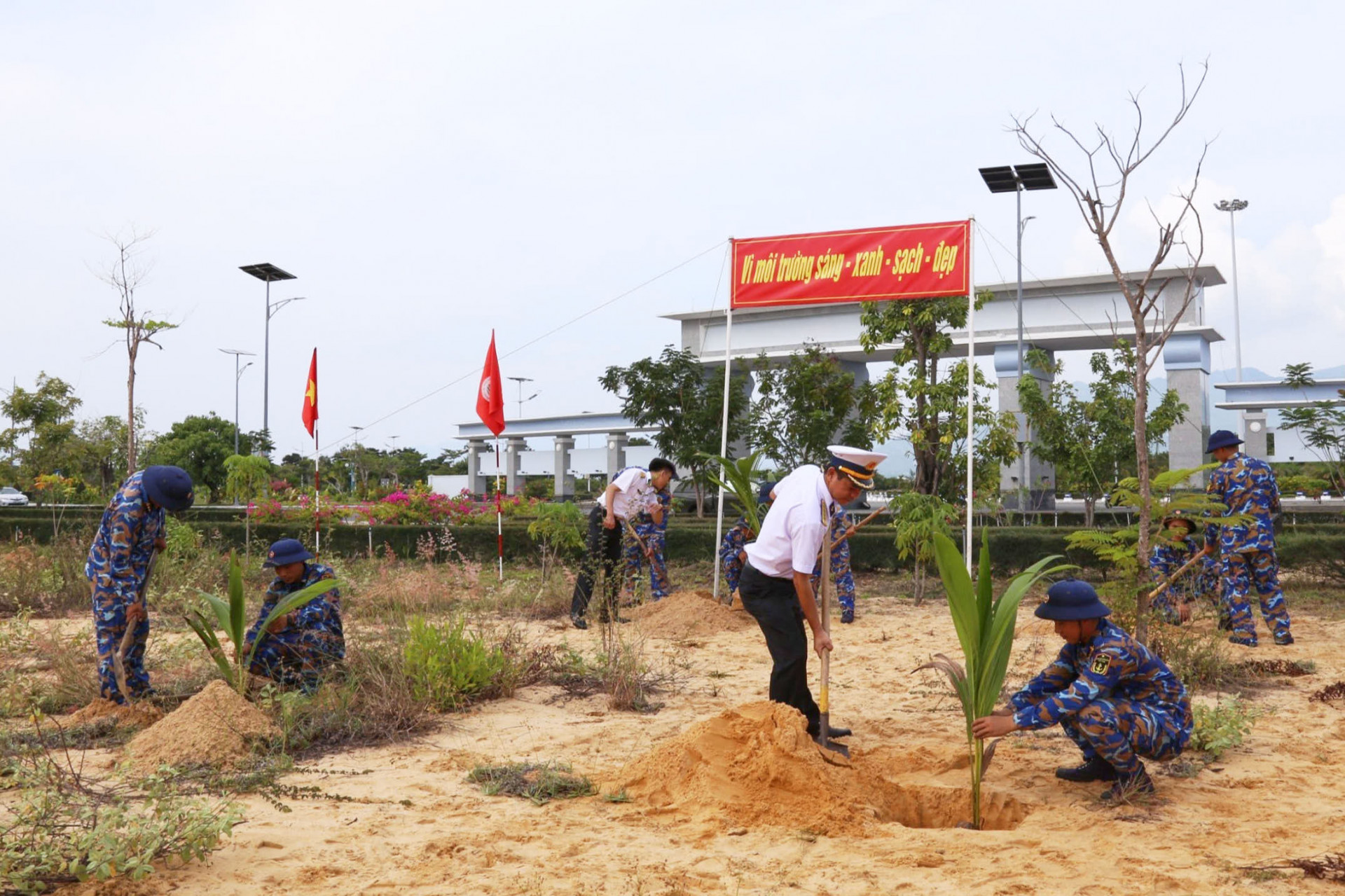 Thủ trưởng Phòng Chính trị Vùng 4 Hải quân cùng cán bộ, đoàn viên, thanh niên Lữ đoàn 146 tham gia trồng cây tại Khu đô thị Căn cứ Quân sự Cam Ranh.