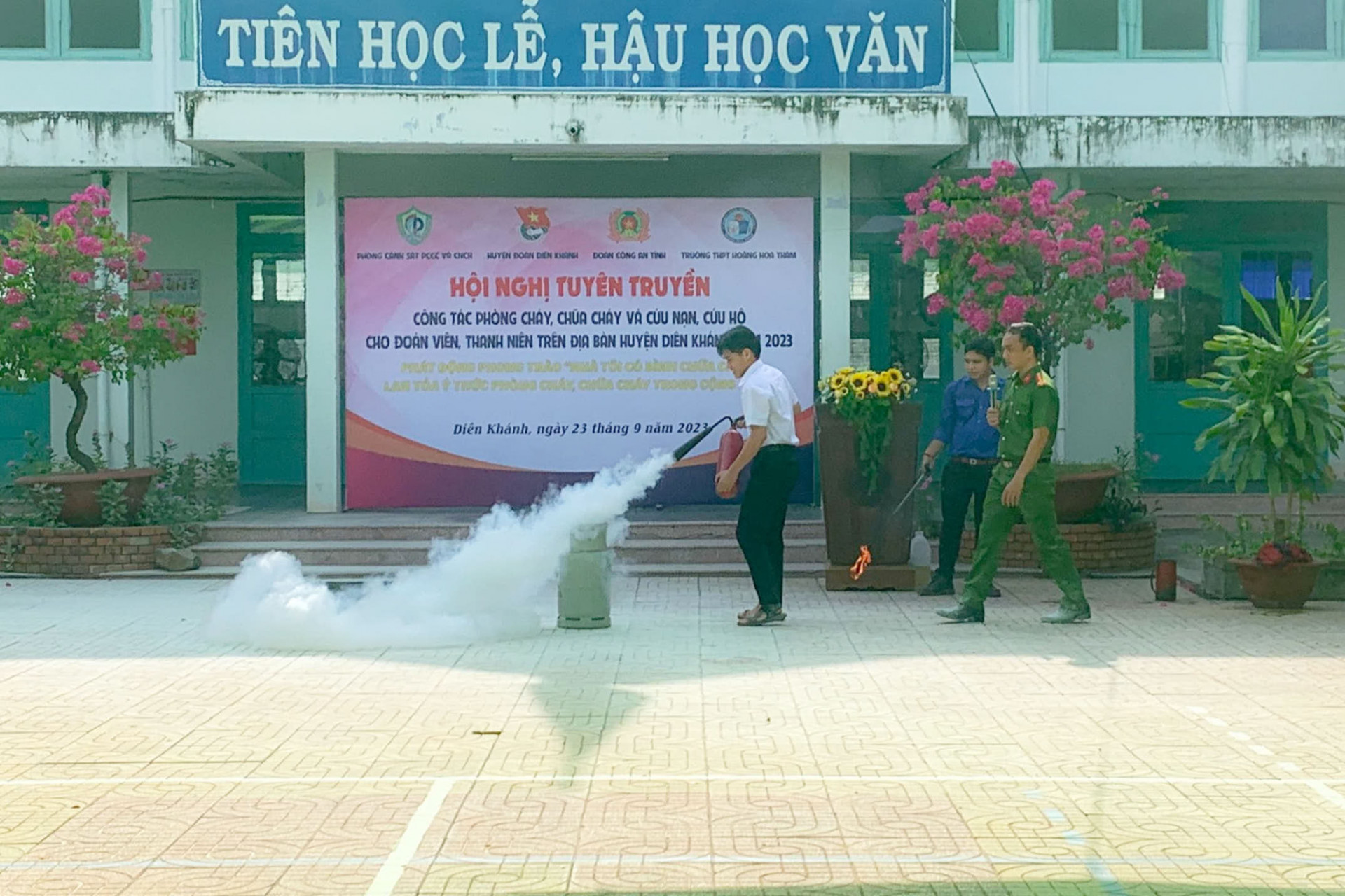 Các đoàn viên, thanh niên thực hành sử dụng bình chữa cháy.