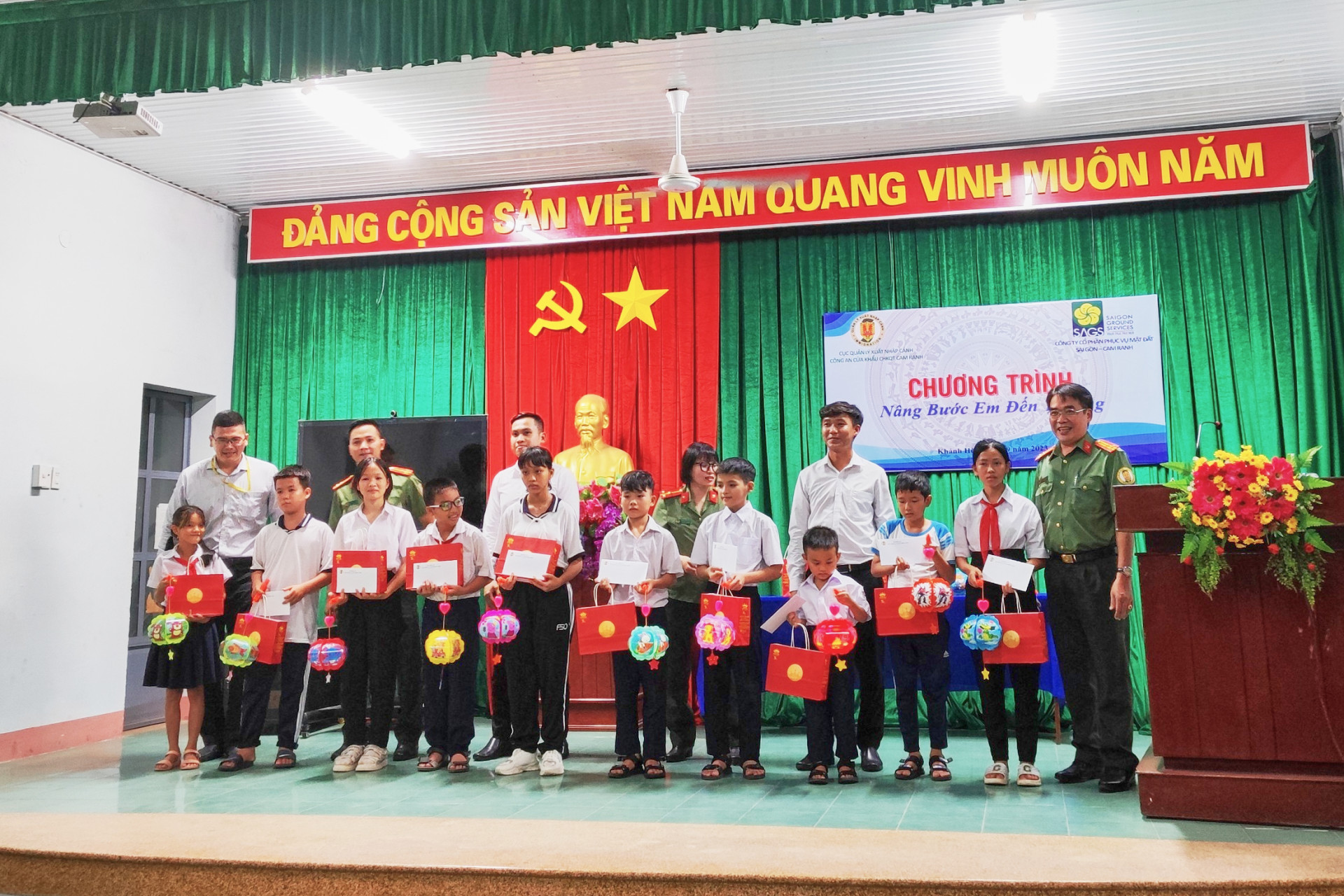 Đại diện hai đơn vị trao quà cho các học sinh.