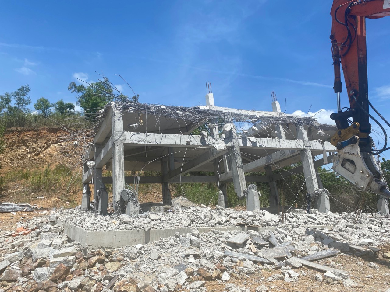 Tháo dỡ công trình xây dựng trái phép ở phường Vĩnh Hải