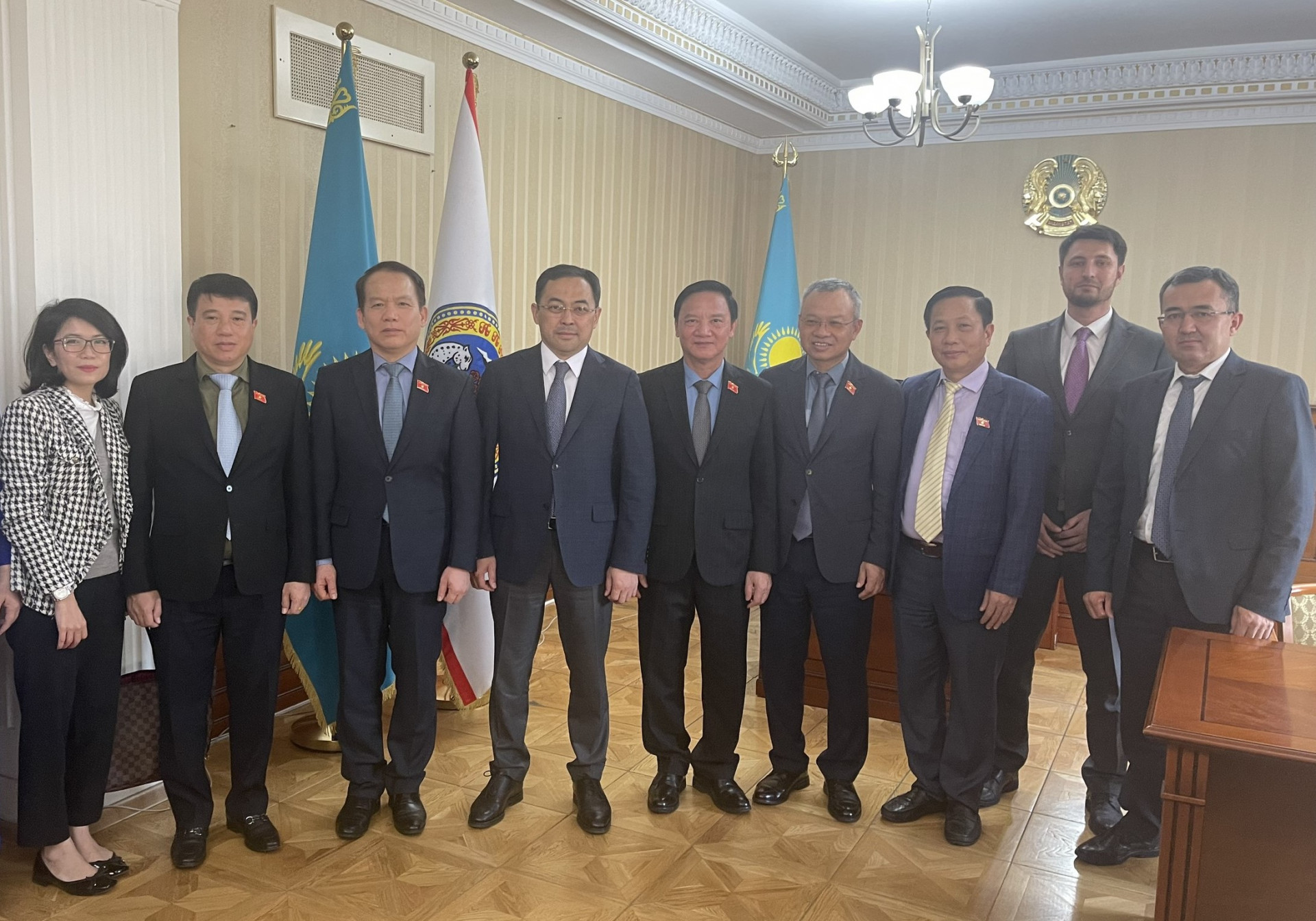 Đồng chí Nguyễn Khắc Định (thứ 5 từ trái qua) và đồng chí Hà Quốc Trị (thứ 3 từ phải qua) đến thăm và làm việc tại Cộng hòa Kazakhstan.